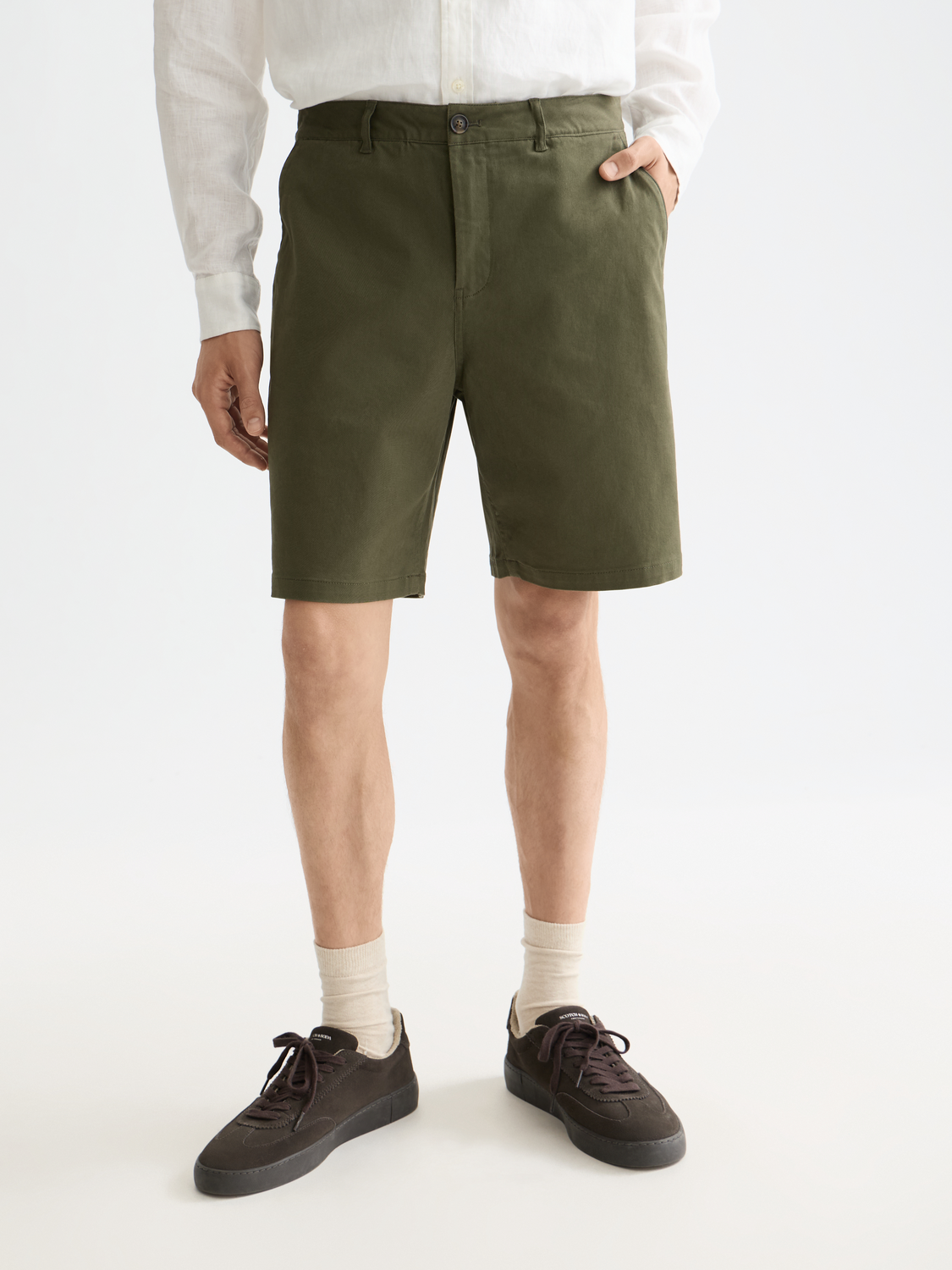 Scotch & Soda Stuart chino shorts in beige fabric with front pockets, displayed on a neutral background.