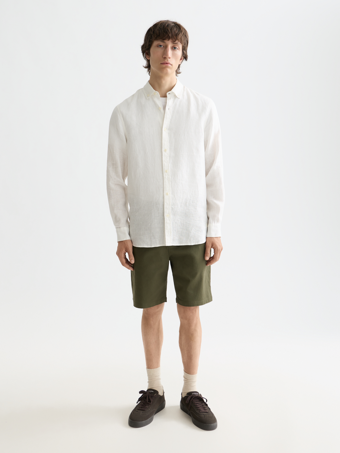 Scotch & Soda Stuart chino shorts in beige, featuring a classic fit with pockets and belt loops, laid flat on a white background.