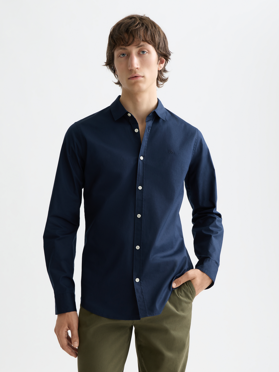 Long-sleeve Scotch & Soda poplin shirt in crimson with a classic collar and button-down front, displayed on a hanger.