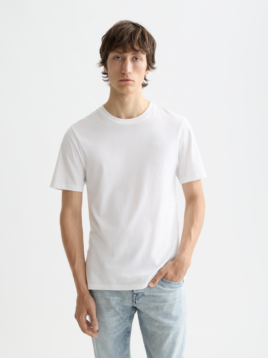 Light gray short-sleeve Scotch & Soda logo t-shirt with front graphic, casual style, and comfortable fit.