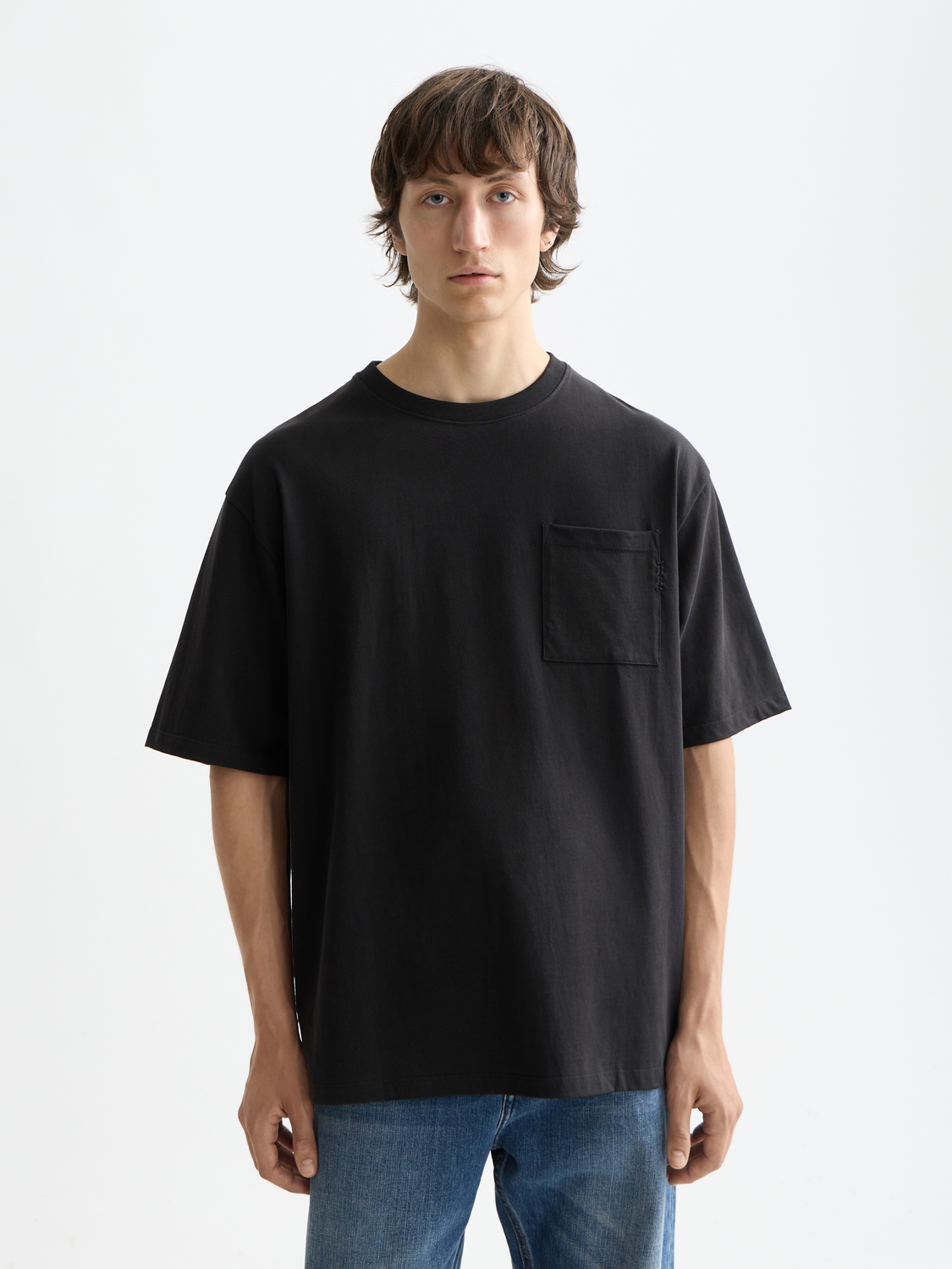 Short sleeve SCOTCH & SODA chest pocket t-shirt in a solid color, featuring a classic crew neck and chest pocket detail.