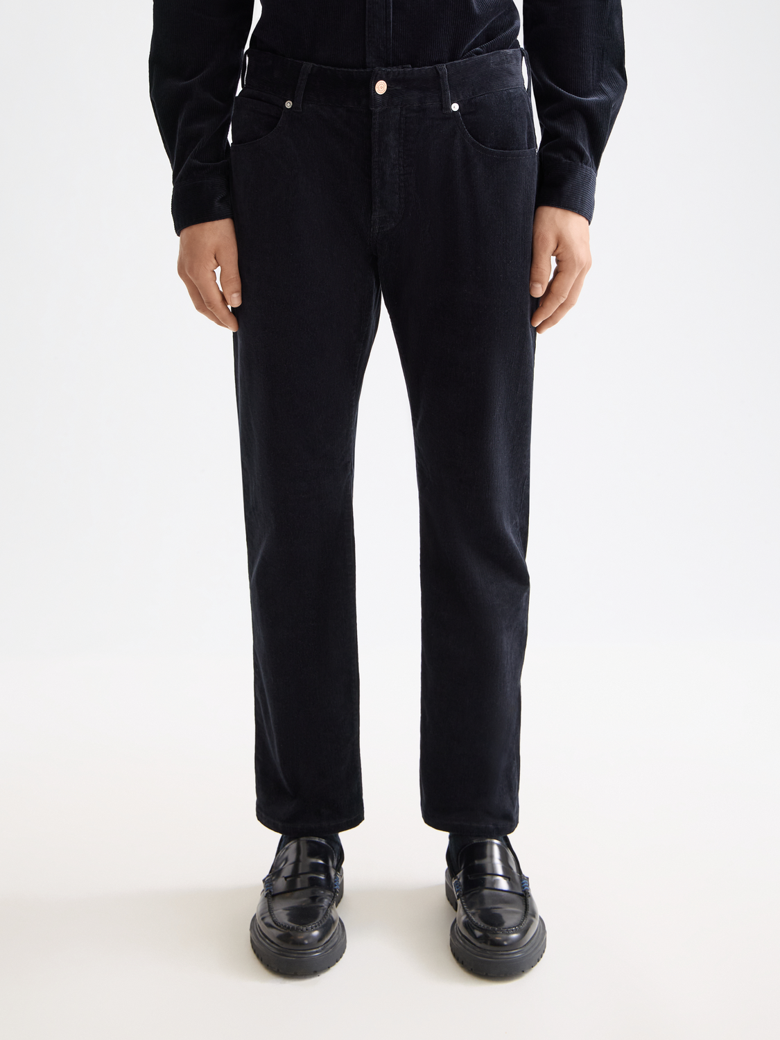 SCOTCH & SODA Zee straight-fit pants in dark denim with classic five-pocket design and belt loops, front view.