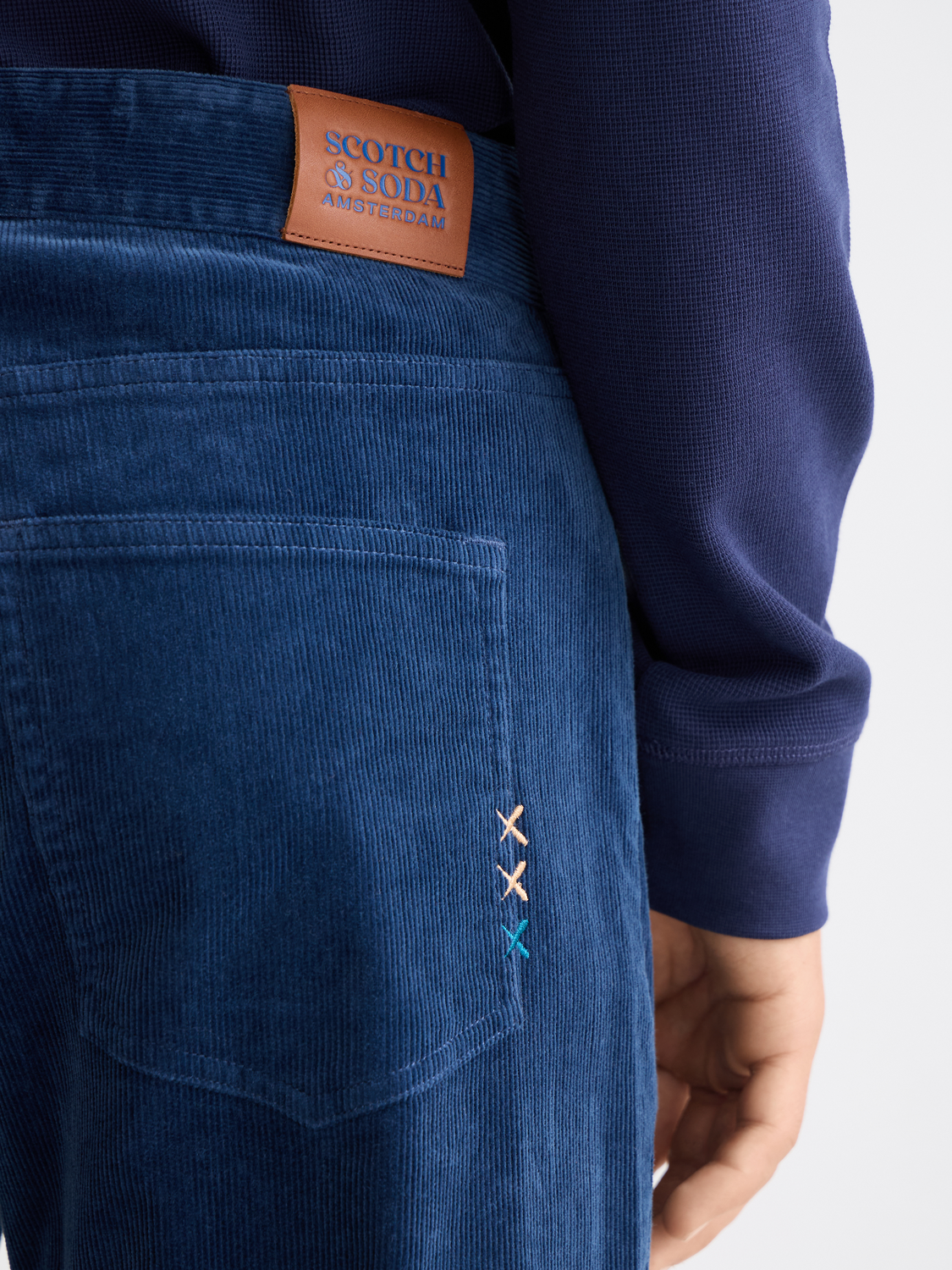 SCOTCH & SODA Zee straight-fit pants in dark fabric, showing front view with tailored design and clean lines.