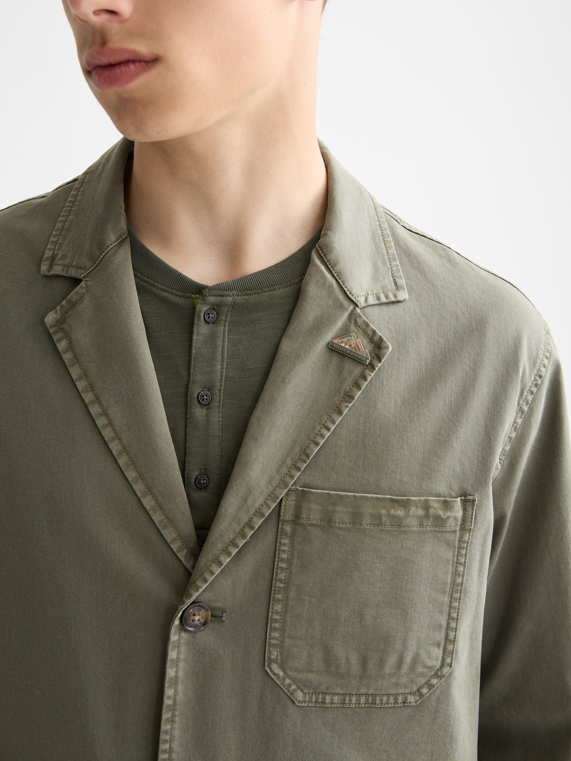 SCOTCH & SODA blazer jacket in classic style, featuring tailored fit and stylish design, shown in a close-up image.