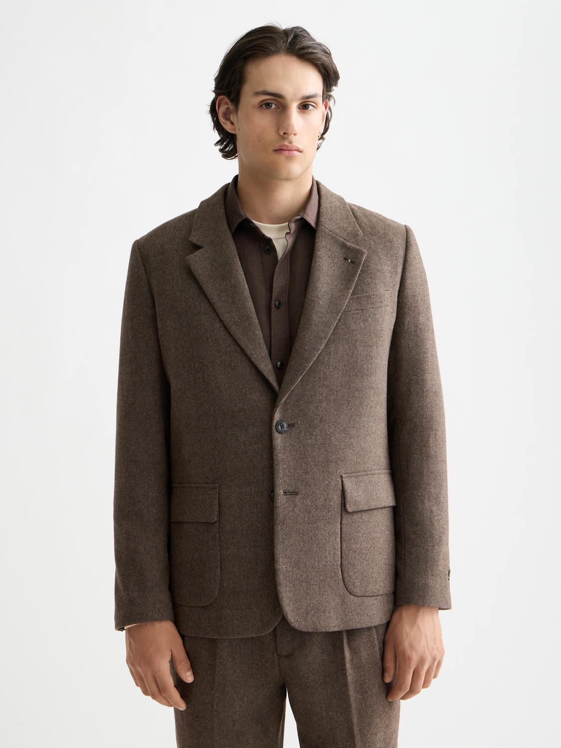 Yarn-dyed blazer from Scotch & Soda, tailored fit with classic lapels and textured fabric, shown on a model.