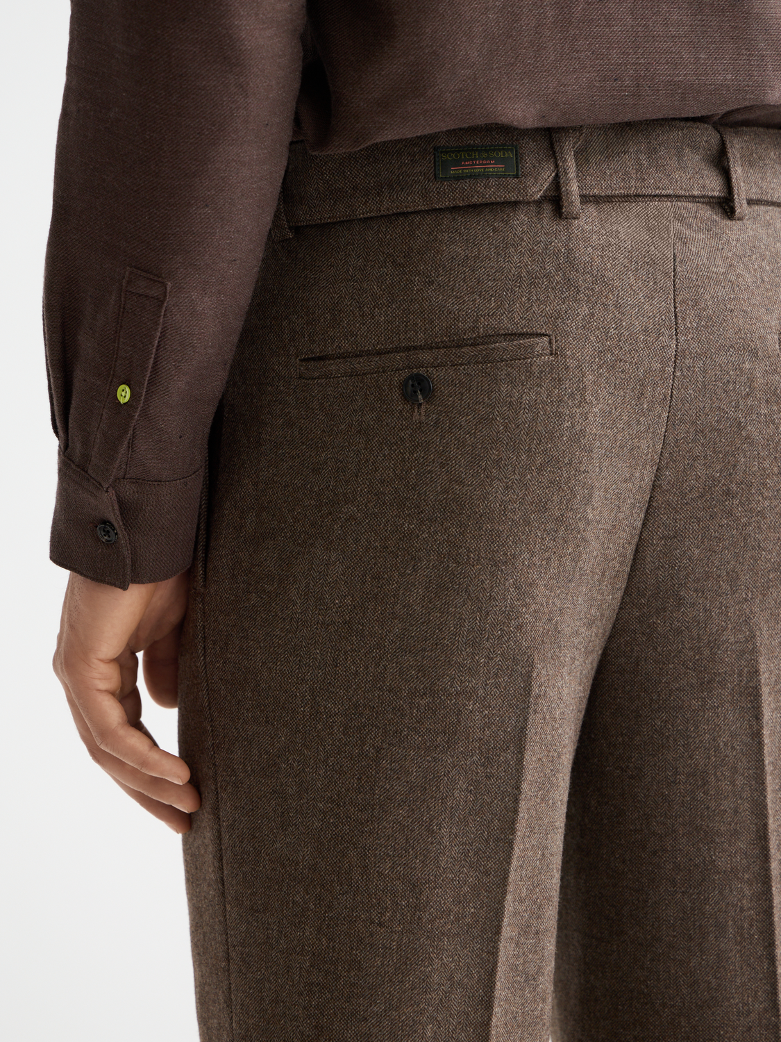 Yarn-dyed Scotch & Soda chinos pants in a classic fit, shown in a neutral color with a flat front and belt loops.