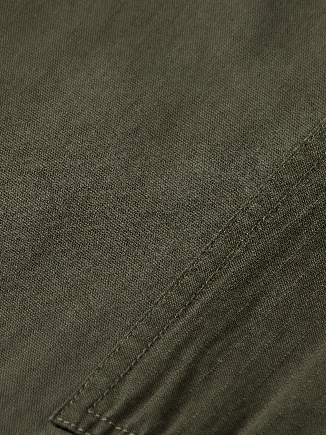 SCOTCH & SODA Harper cargo pants featuring multiple pockets and a relaxed fit, shown in a neutral color.