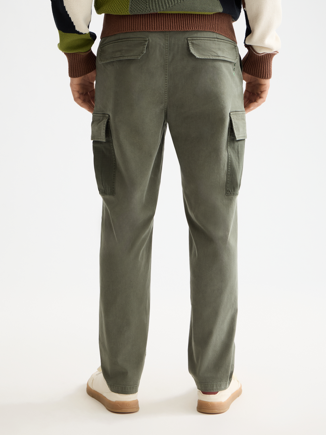 Back view of SCOTCH & SODA Harper cargo pants showing relaxed fit, multiple pockets, and casual style in durable fabric.