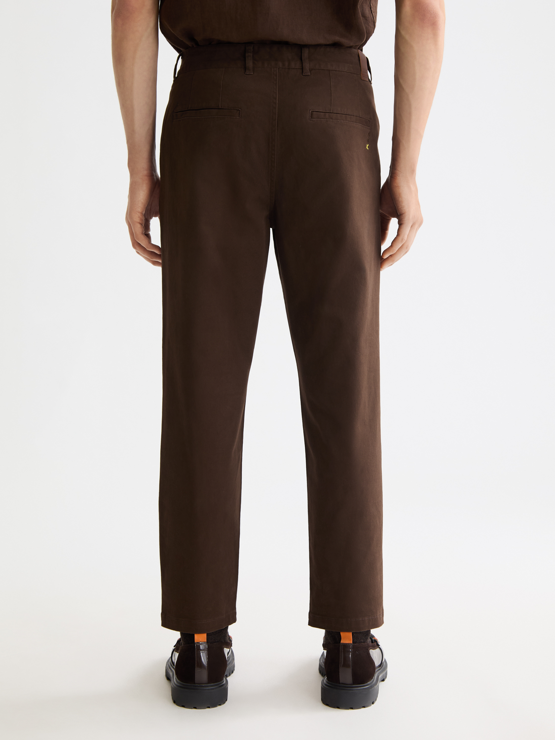 Back view of Scotch & Soda Drift tapered chinos, stylish men's pants in a tapered fit with a classic design.
