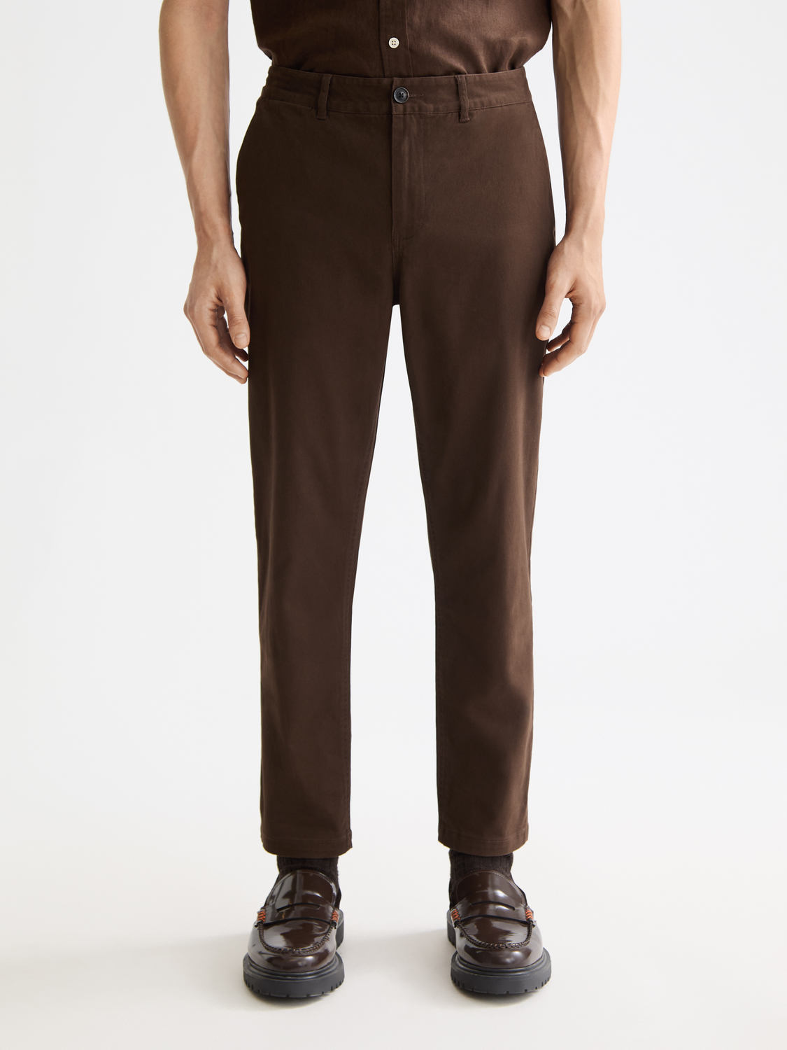 SCOTCH & SODA Drift tapered chinos, men's pants in neutral fabric with a slim fit and tapered leg design.