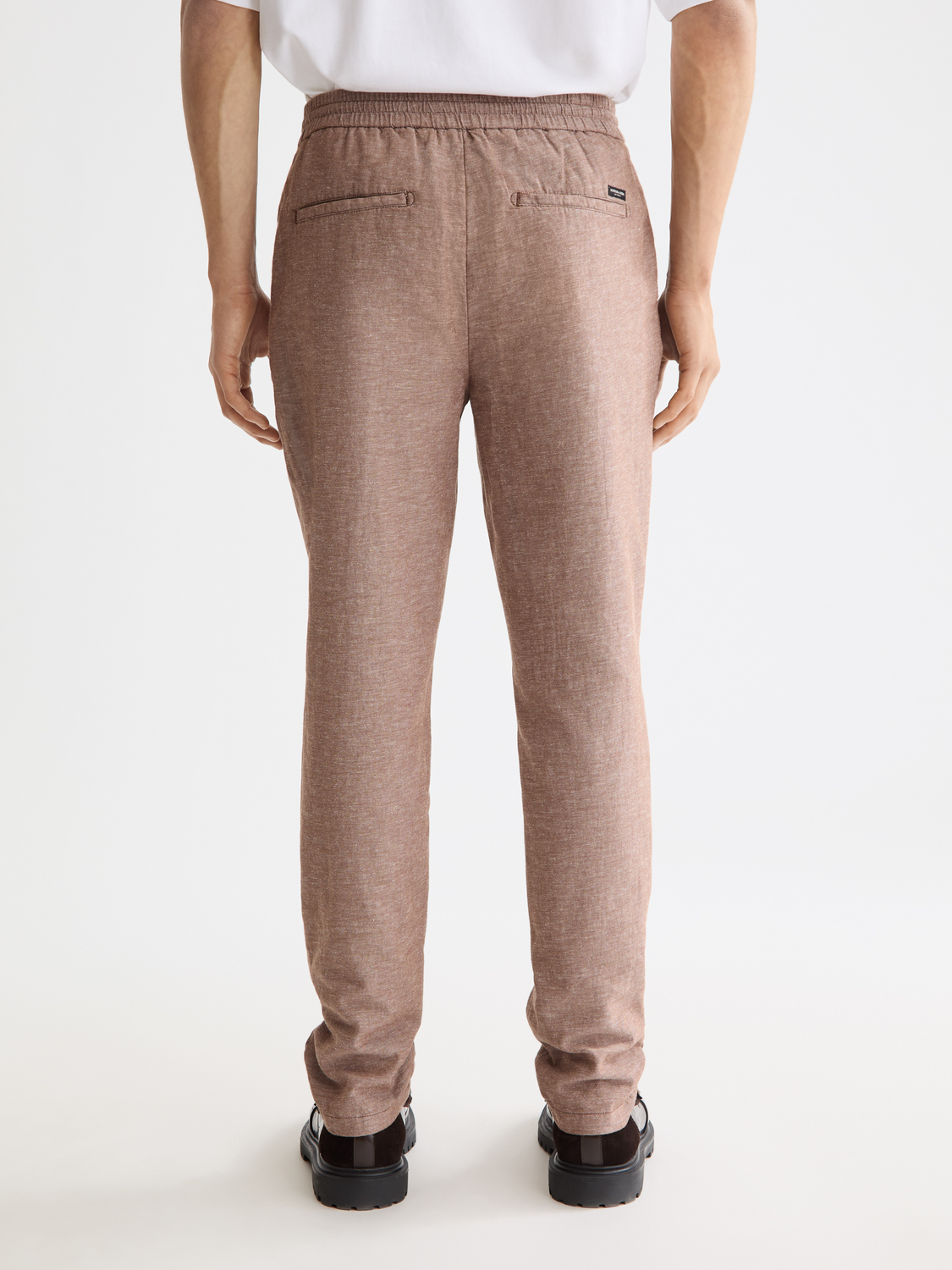 SCOTCH & SODA Warren joggers in dark grey with elastic waistband and cuffed ankles, shown from the back.