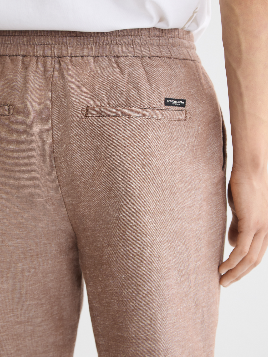 SCOTCH & SODA Warren joggers, stylish men's pants in a casual fit with drawstring waist and tapered legs.