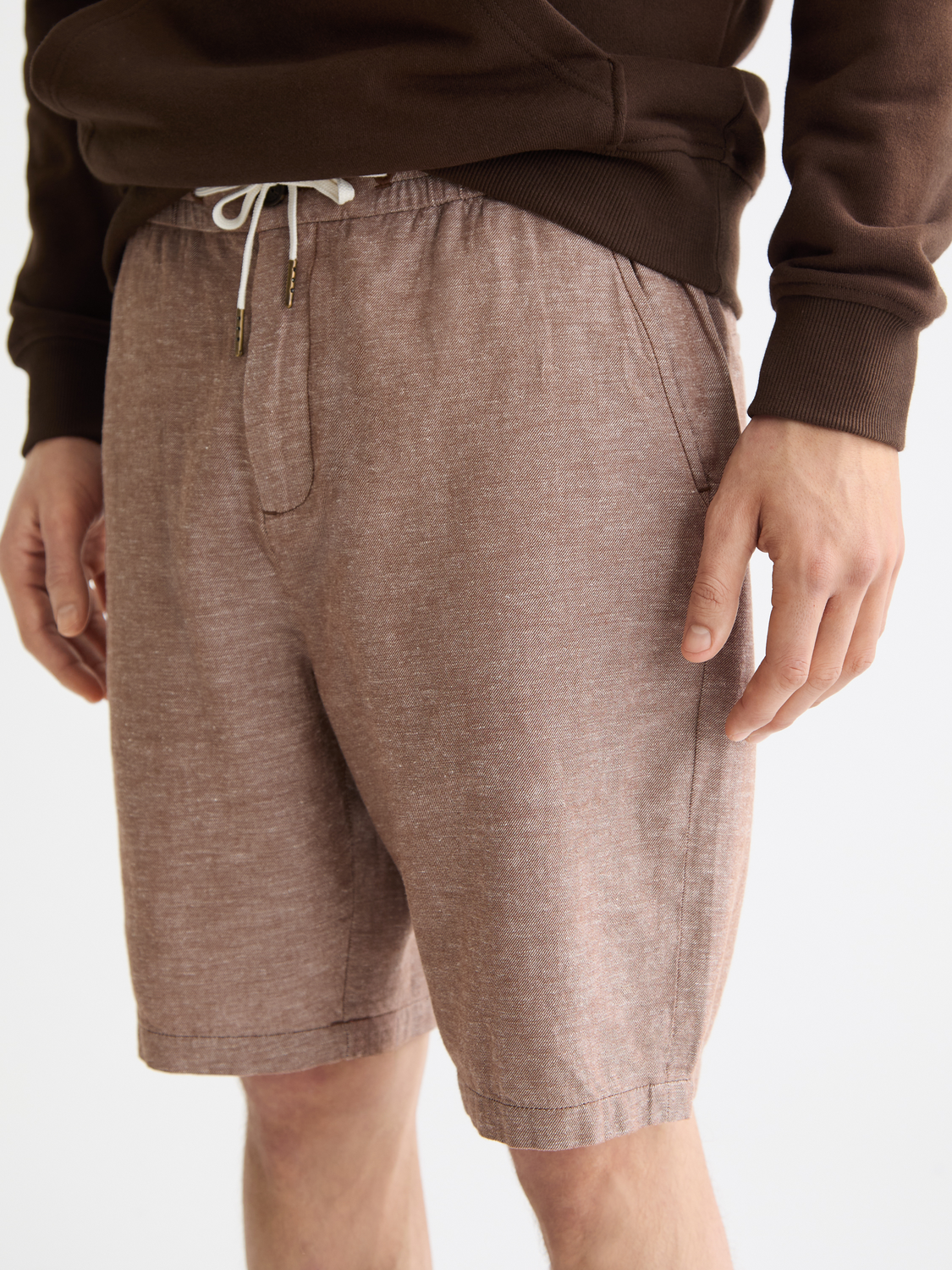 Light beige Fave cotton-linen shorts by Scotch & Soda displayed on a model, showcasing relaxed fit and casual summer style.