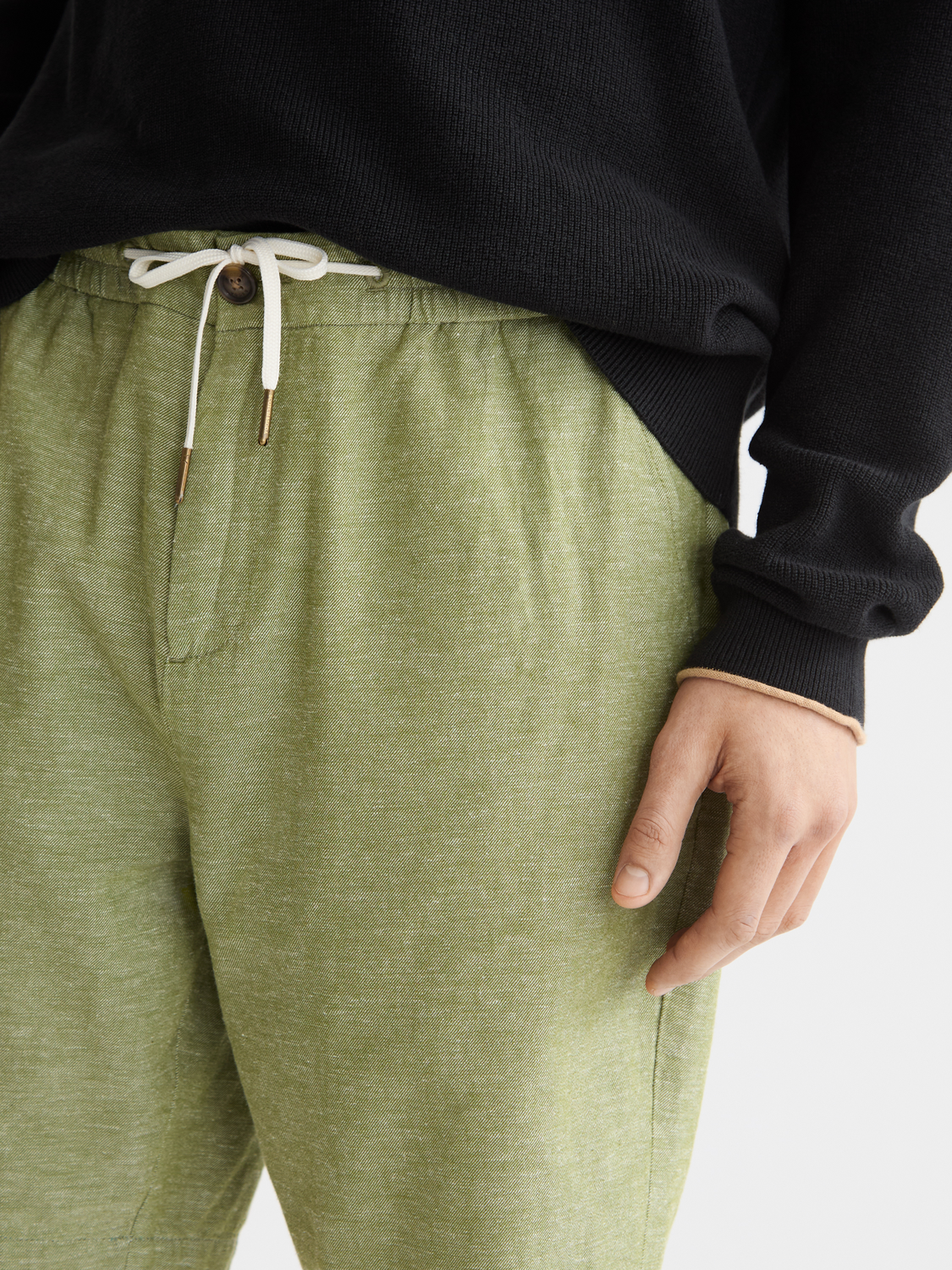 Light beige Fave cotton-linen shorts by Scotch & Soda with a relaxed fit and adjustable waist, displayed on a neutral background.