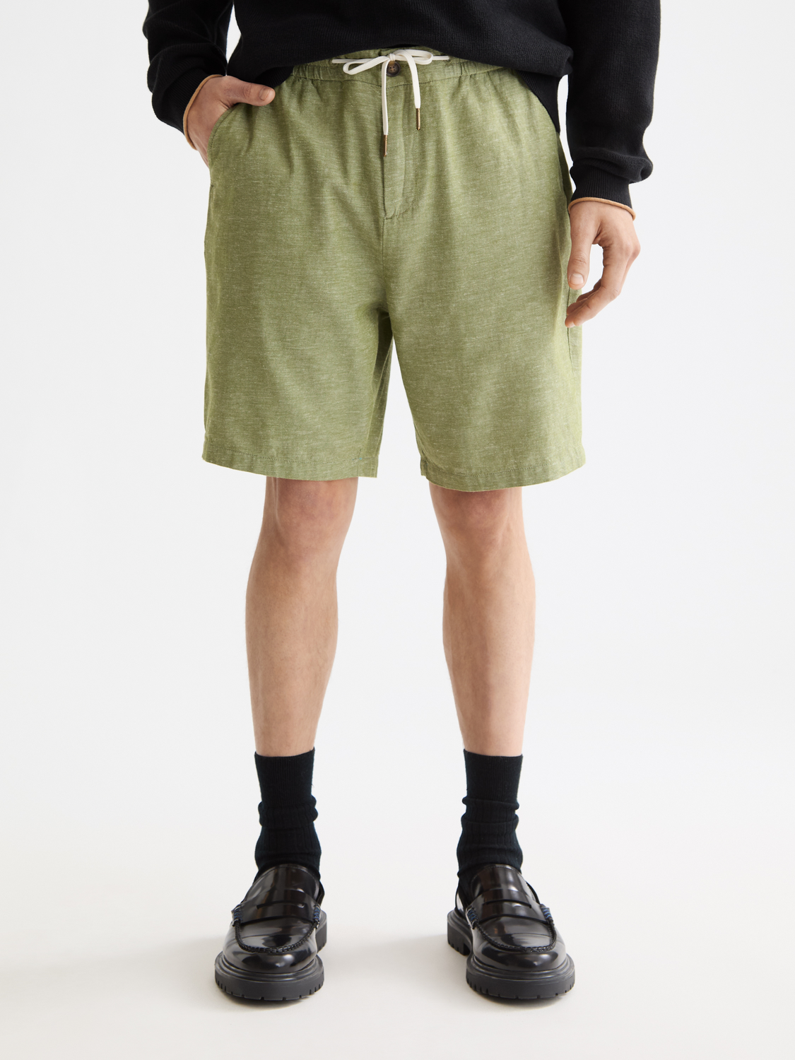 SCOTCH & SODA Fave cotton-linen shorts featuring a relaxed fit, light fabric, and casual style, displayed on a neutral background.