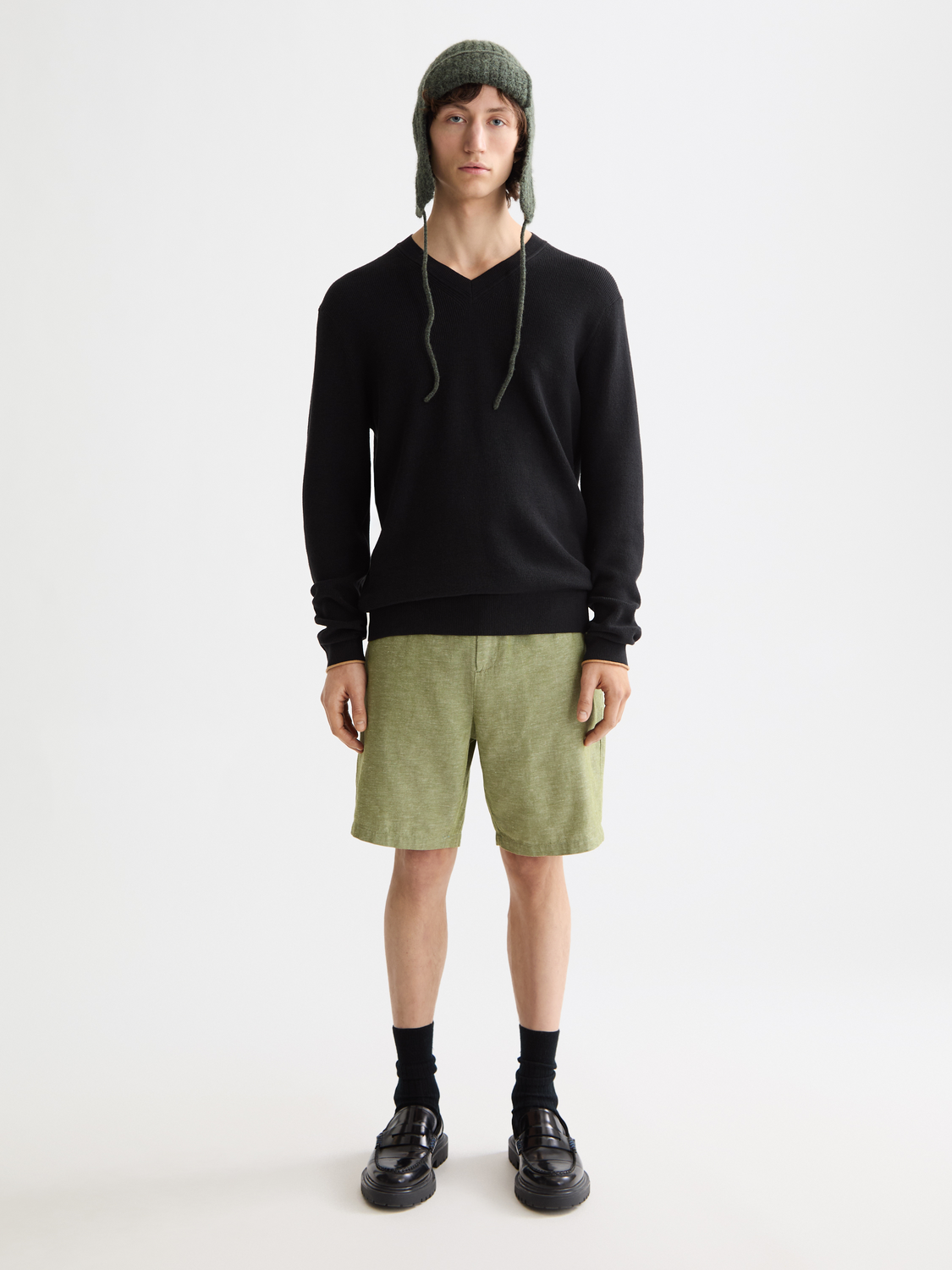 Light beige Scotch & Soda cotton-linen shorts with a relaxed fit and side pockets, perfect for casual summer wear.