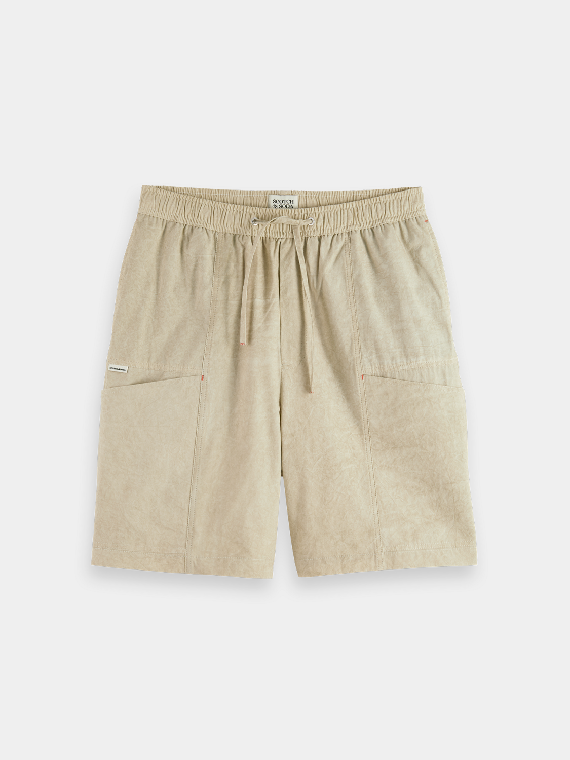 SCOTCH & SODA cargo shorts, casual men's shorts with multiple pockets and a relaxed fit, in neutral color, front view.