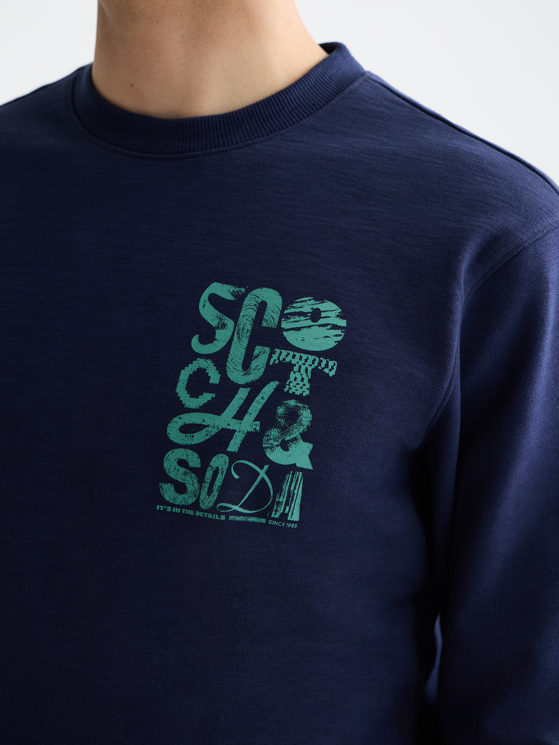 Gray Scotch & Soda chest logo sweatshirt with long sleeves and ribbed cuffs, casual and comfortable for everyday wear.