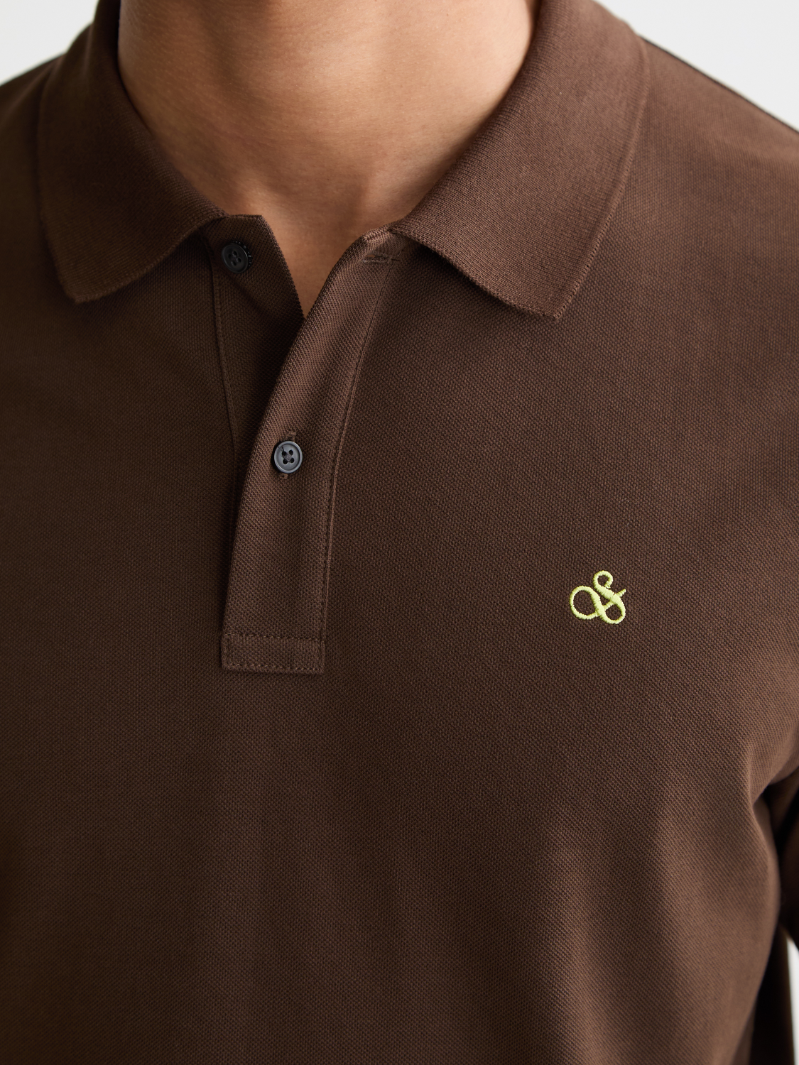Regular-fit Scotch & Soda polo shirt with short sleeves and collar, in a classic design, displayed on a mannequin.