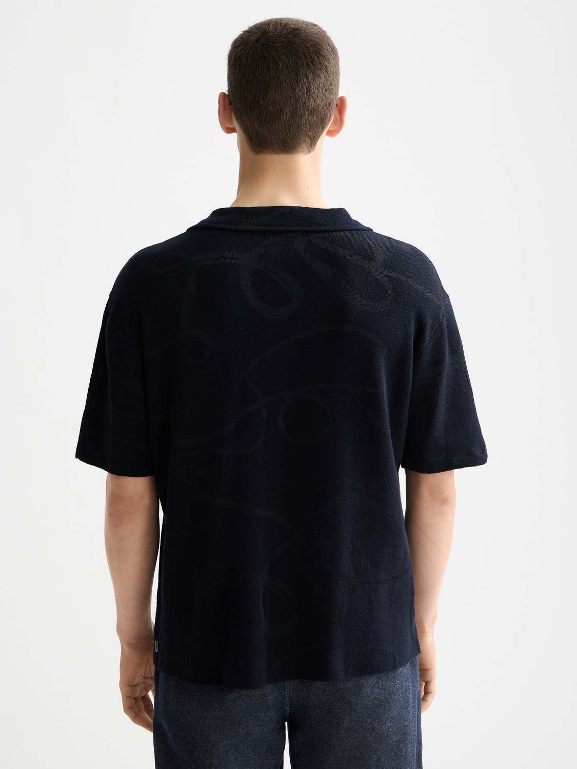 SCOTCH & SODA jacquard short-sleeved knitwear shirt with intricate woven pattern and classic crew neck design.