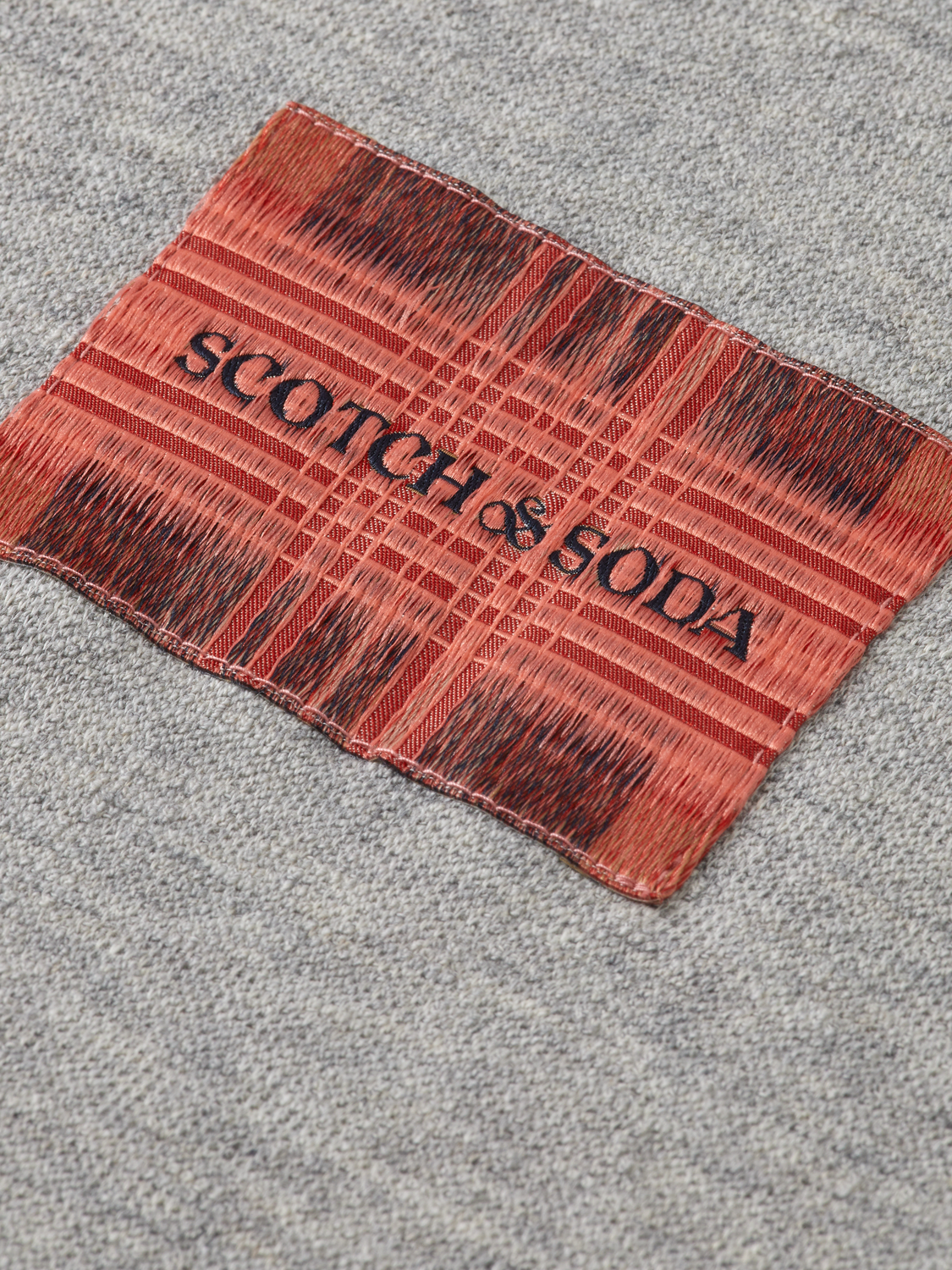 Scotch & Soda label T-shirt with short sleeves, featuring a casual design and a visible brand label on the front.