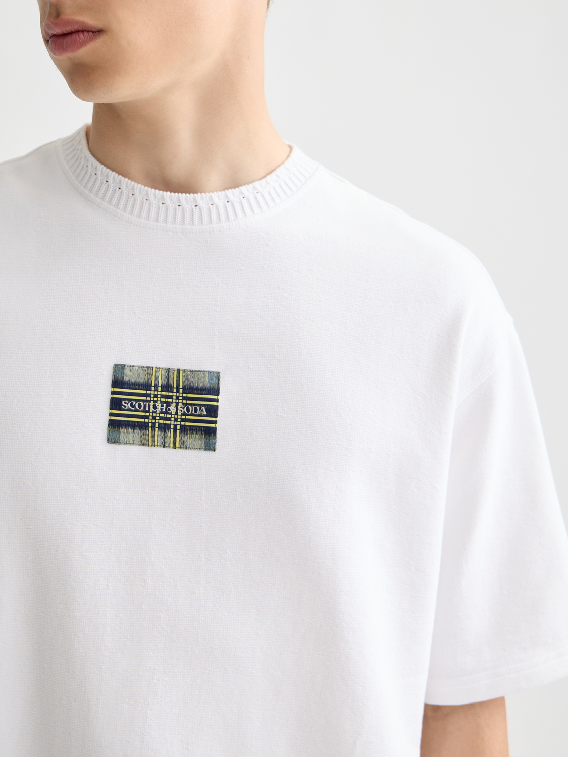 Scotch & Soda short-sleeve label t-shirt with graphic design in white and black on a casual cotton fabric.