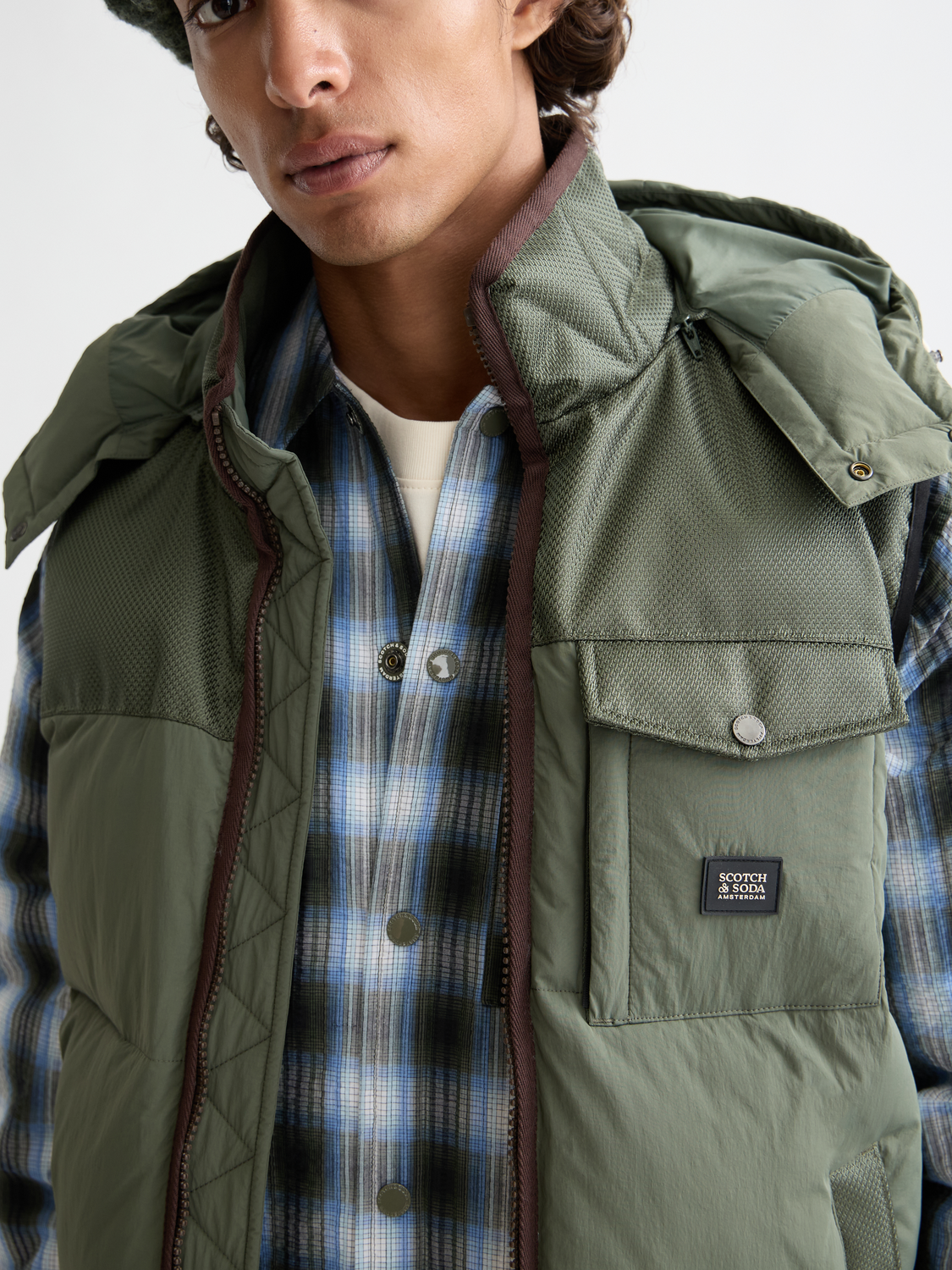 SCOTCH & SODA hooded puffer vest, navy bodywarmer with front zipper and quilted design, suitable for cold weather.