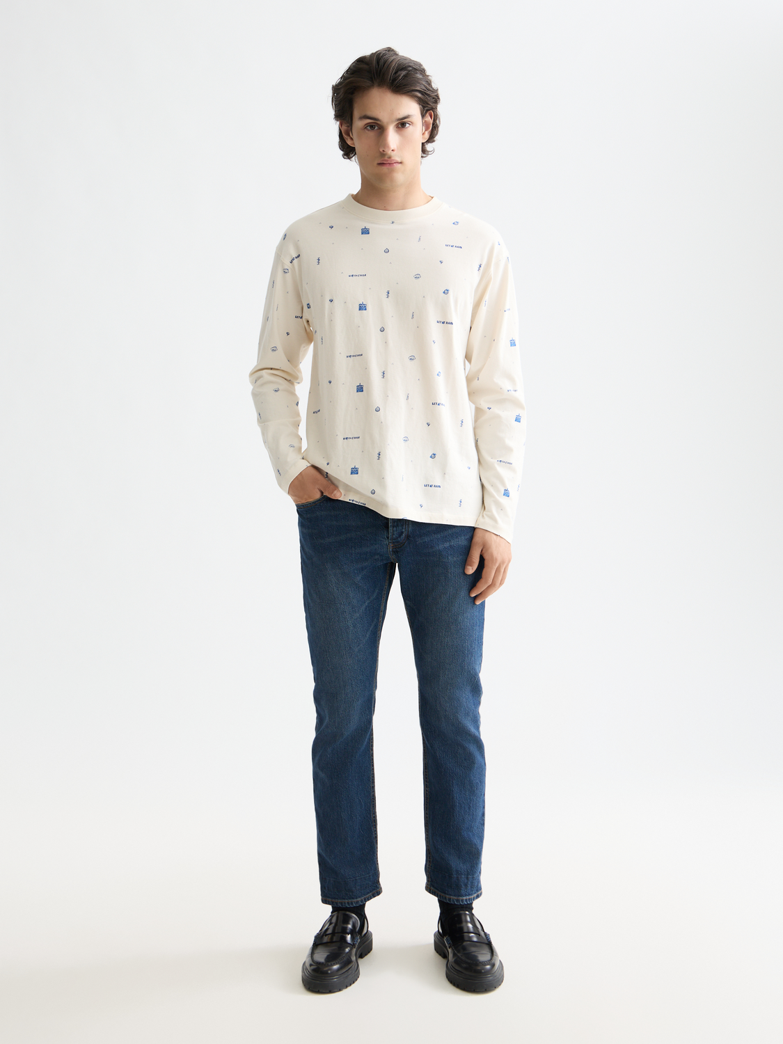 Printed long-sleeved Scotch & Soda T-shirt featuring a stylish design on the front, made from soft fabric for a comfortable fit.