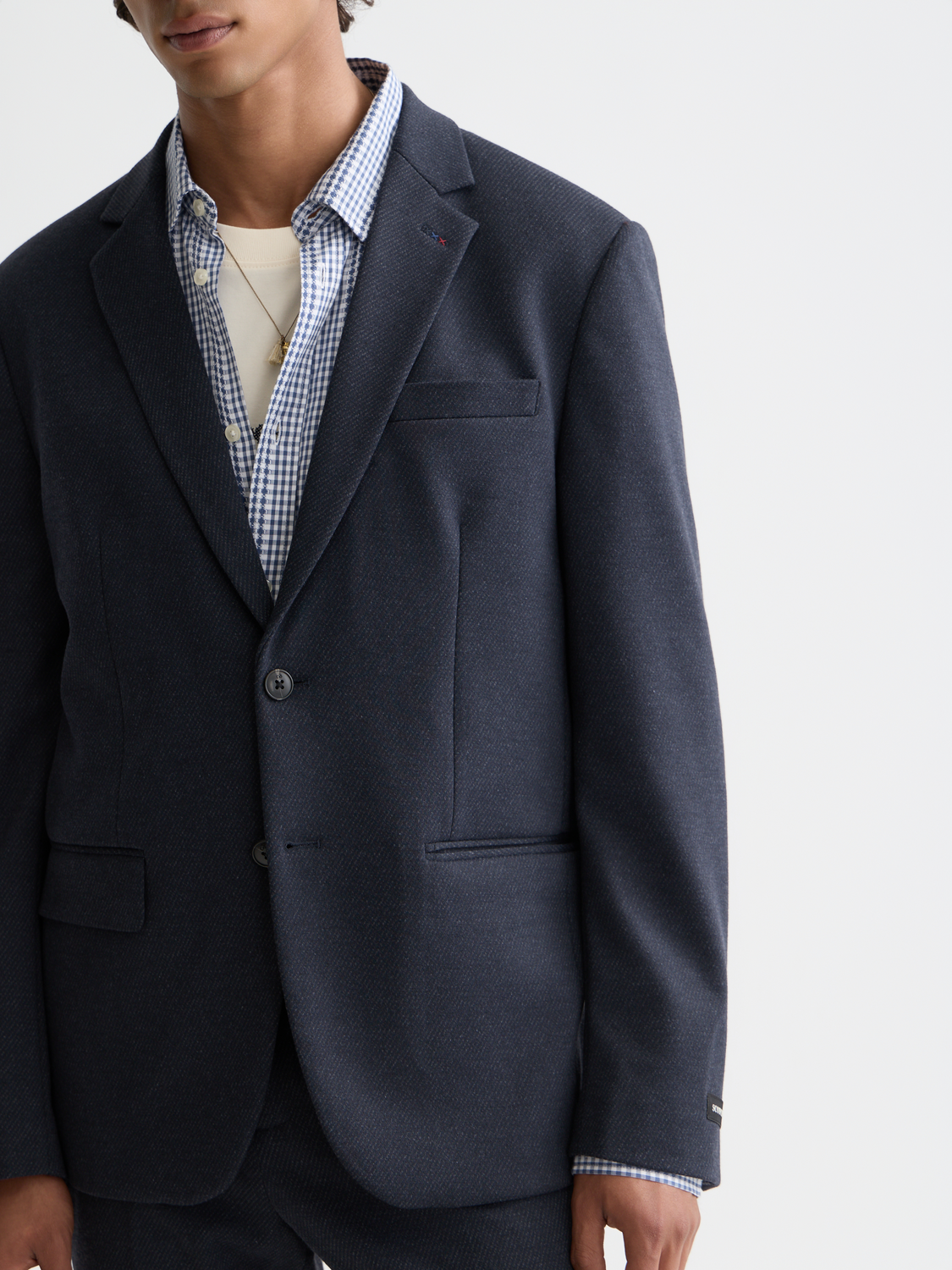 SCOTCH & SODA single-breasted blazer in navy with notch lapels, tailored fit, and front buttons, displayed on a hanger.