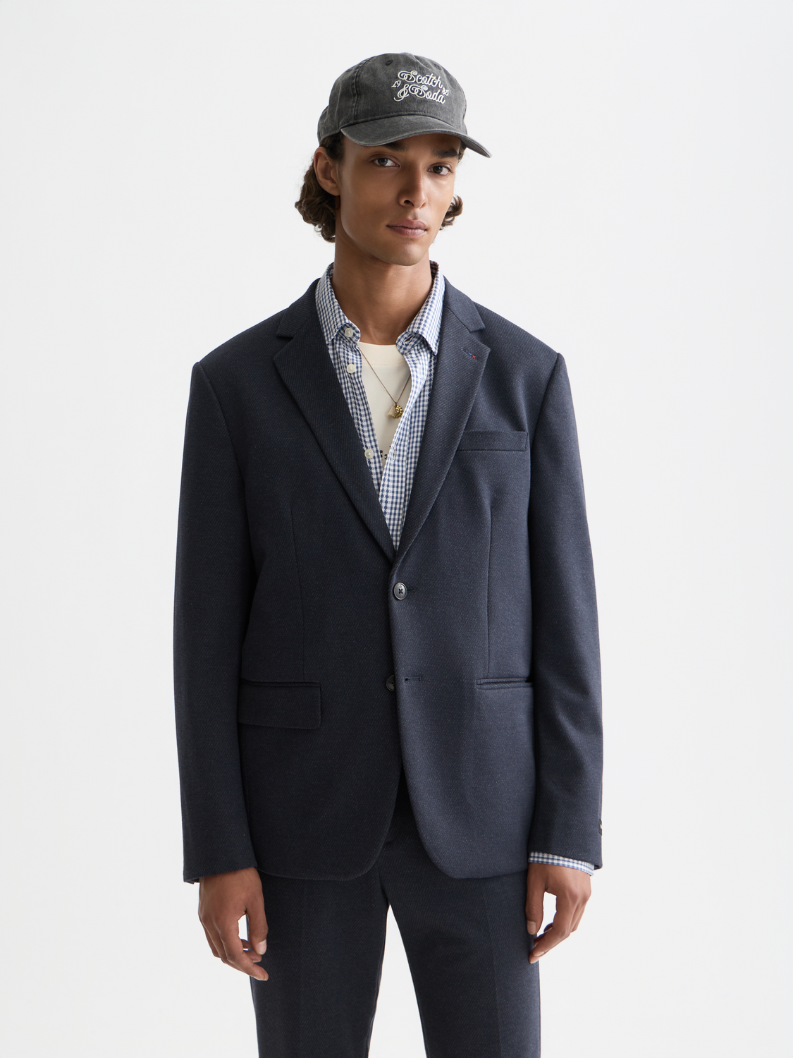 SCOTCH & SODA single-breasted blazer in dark fabric, featuring classic lapels and tailored fit, shown from the front.