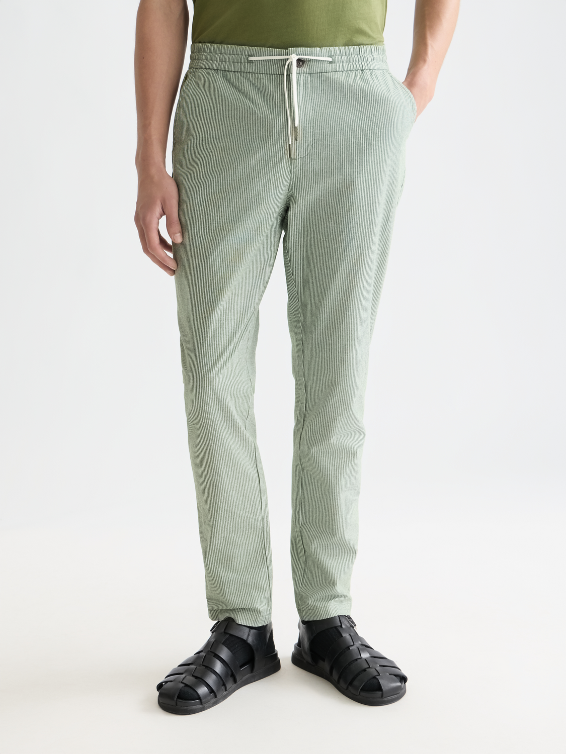SCOTCH & SODA Warren joggers in dark gray, casual pants with a relaxed fit and elastic waistband, shown on a model.