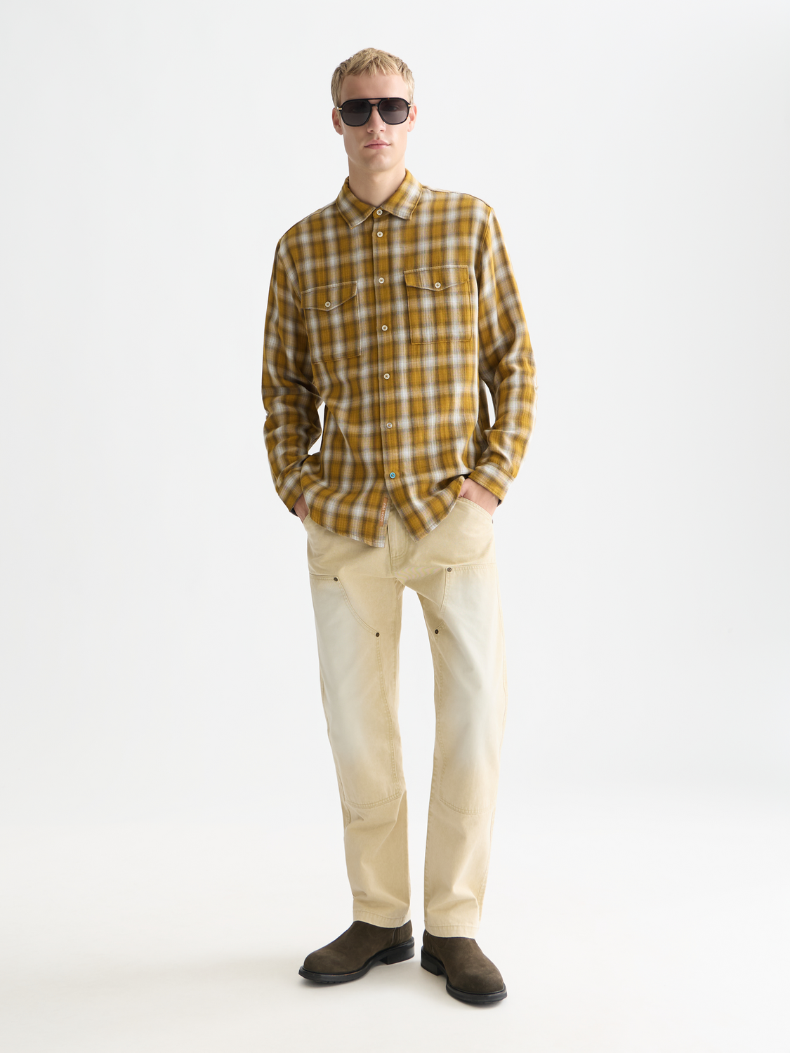 SCOTCH & SODA Zee straight-fit pants in neutral fabric, featuring classic design and tailored fit for a modern look