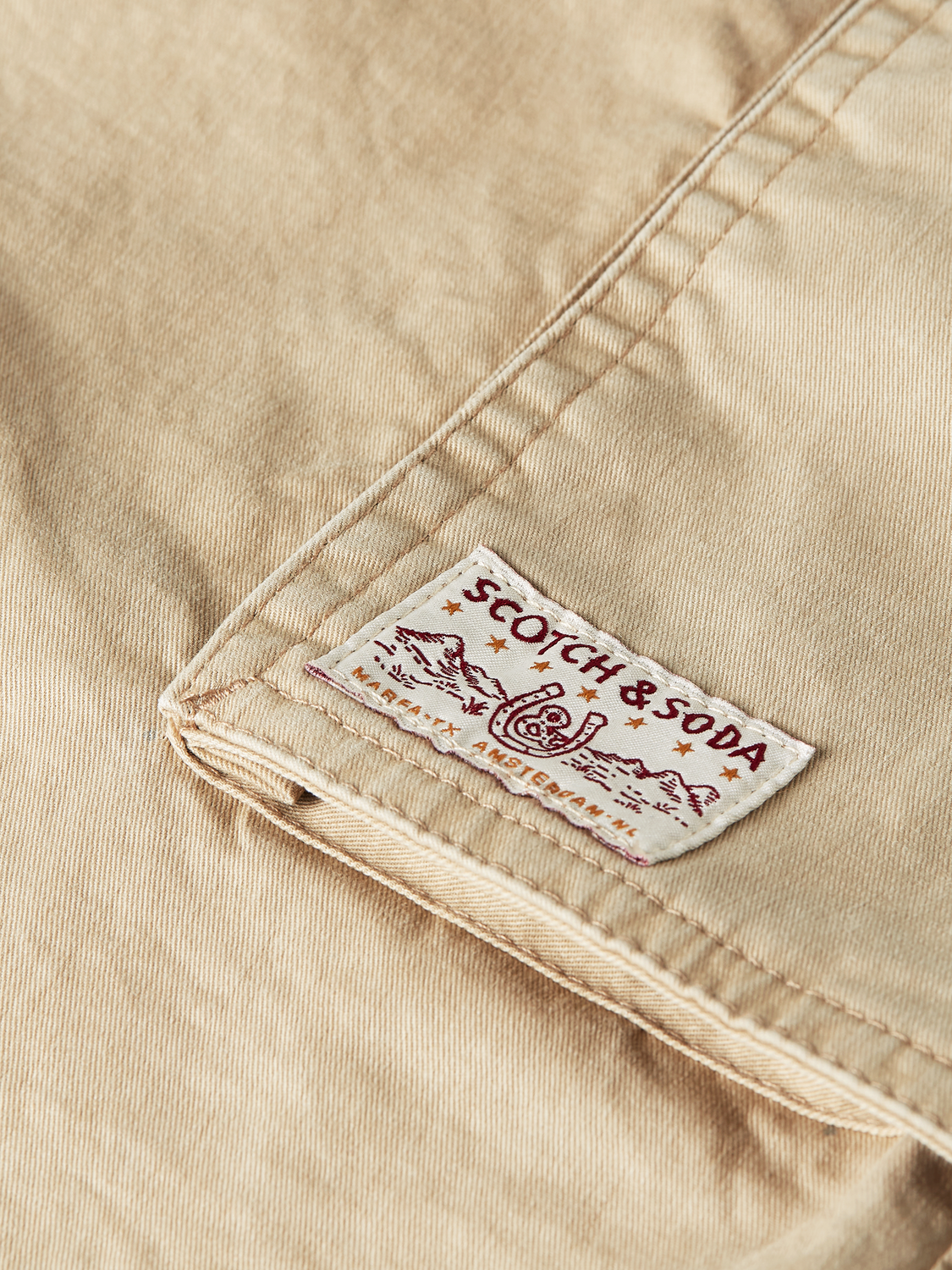 SCOTCH & SODA cargo shorts featuring multiple pockets, lightweight fabric, and casual fit, perfect for everyday wear.