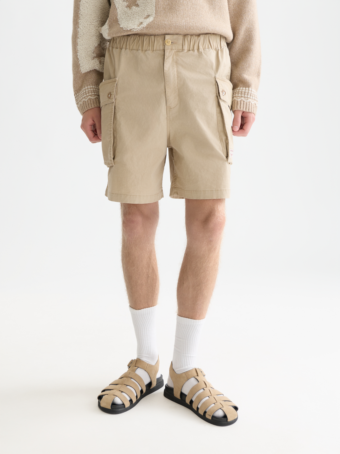 Light beige Scotch & Soda cargo shorts with multiple pockets, displayed on a neutral background.