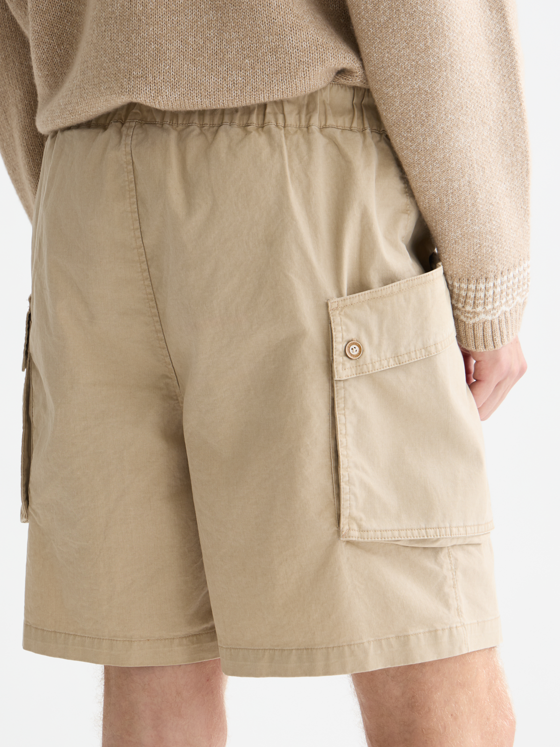 SCOTCH & SODA cargo shorts, casual men's shorts with multiple pockets, in neutral color, shown on a model.