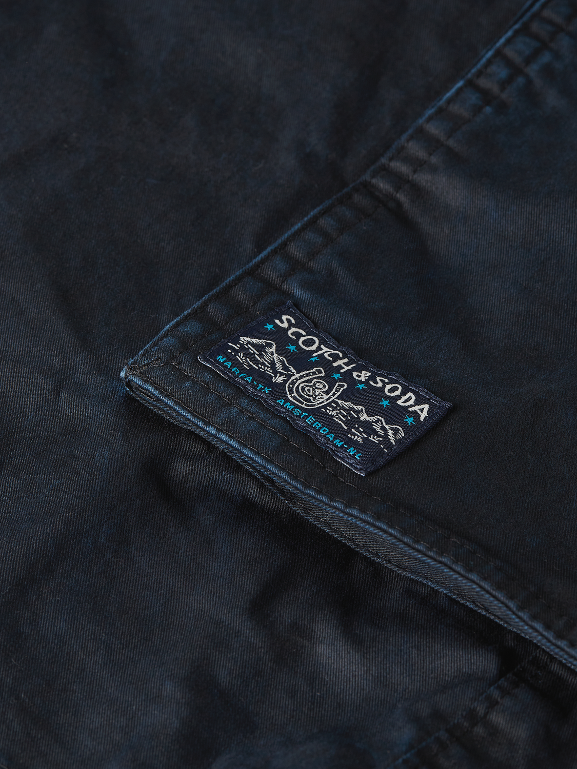 SCOTCH & SODA cargo shorts with multiple pockets, casual fit, and neutral color, suitable for everyday wear.