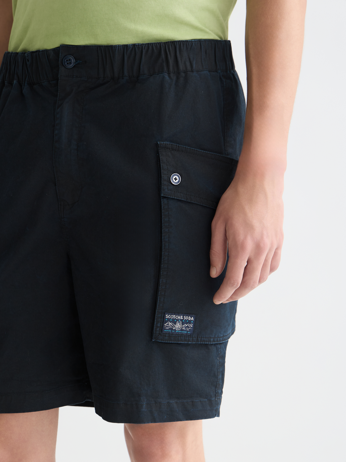 Scotch & Soda cargo shorts, men's casual shorts with multiple pockets and relaxed fit, shown in olive green fabric.