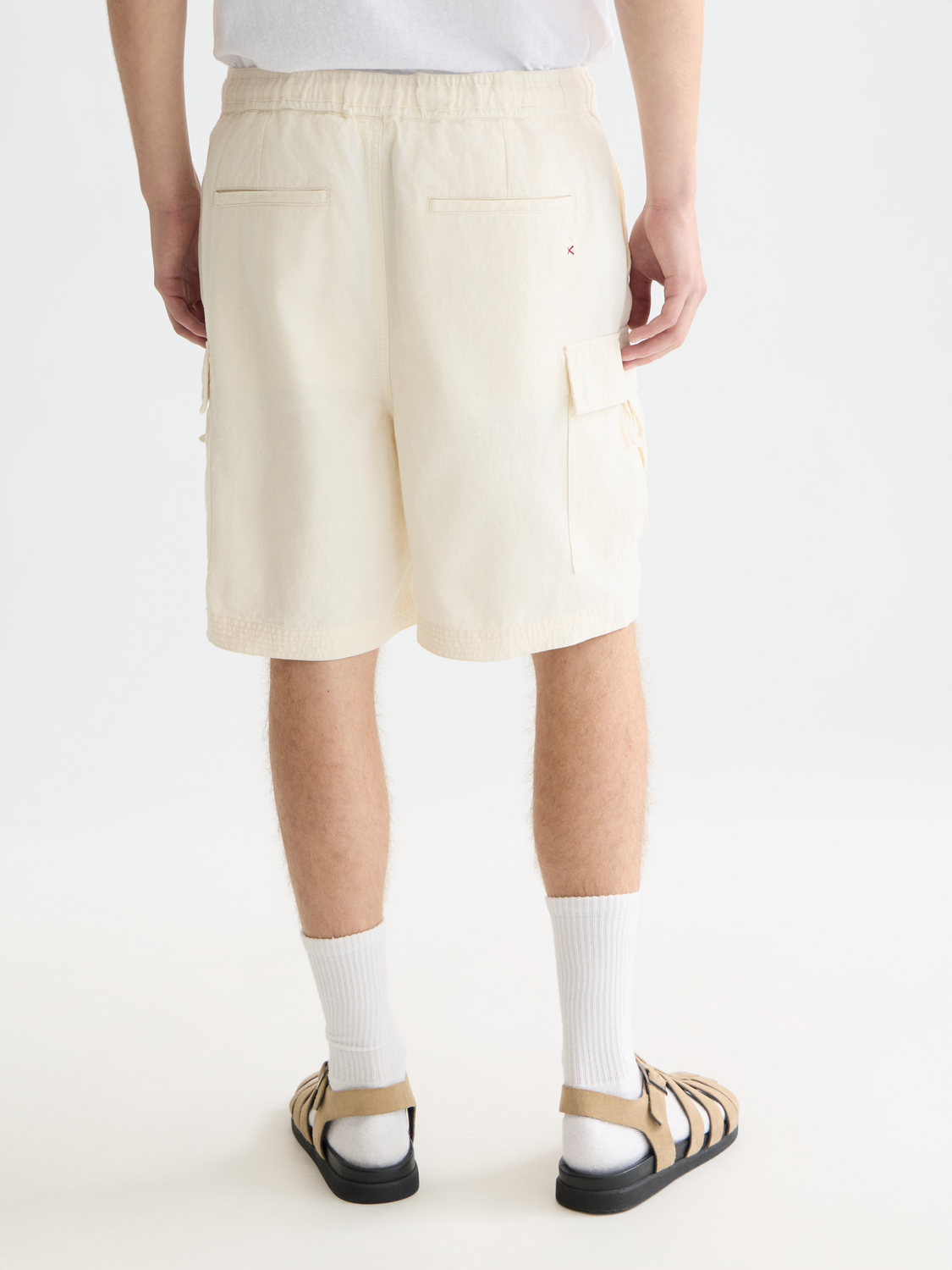 Light beige Scotch & Soda cargo linen shorts with multiple pockets, displayed from the back on a white background.