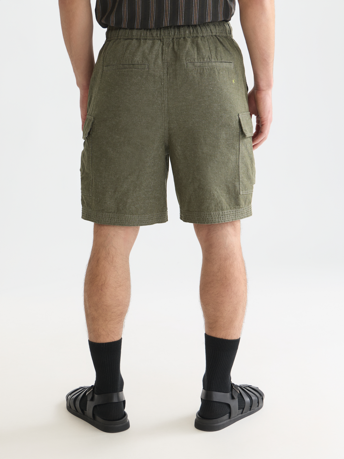 SCOTCH & SODA cargo linen shorts with multiple pockets, displayed from the back showing relaxed fit and neutral color.