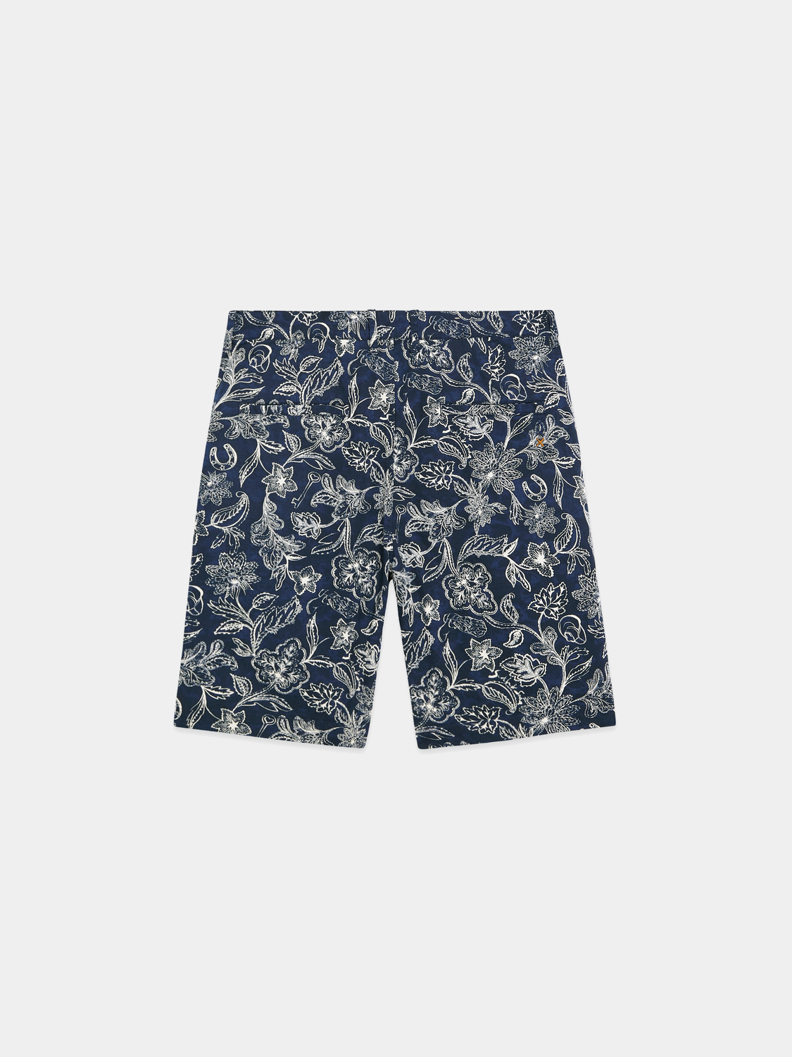 Scotch & Soda Stuart chino shorts in a neutral color, featuring a relaxed fit and classic design, shown on a model.