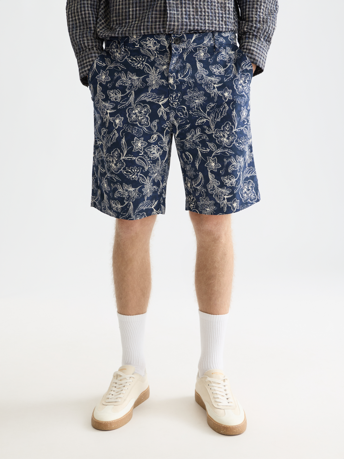 Scotch & Soda Stuart chino shorts in beige with front pockets and a tailored fit, shown on a neutral background.