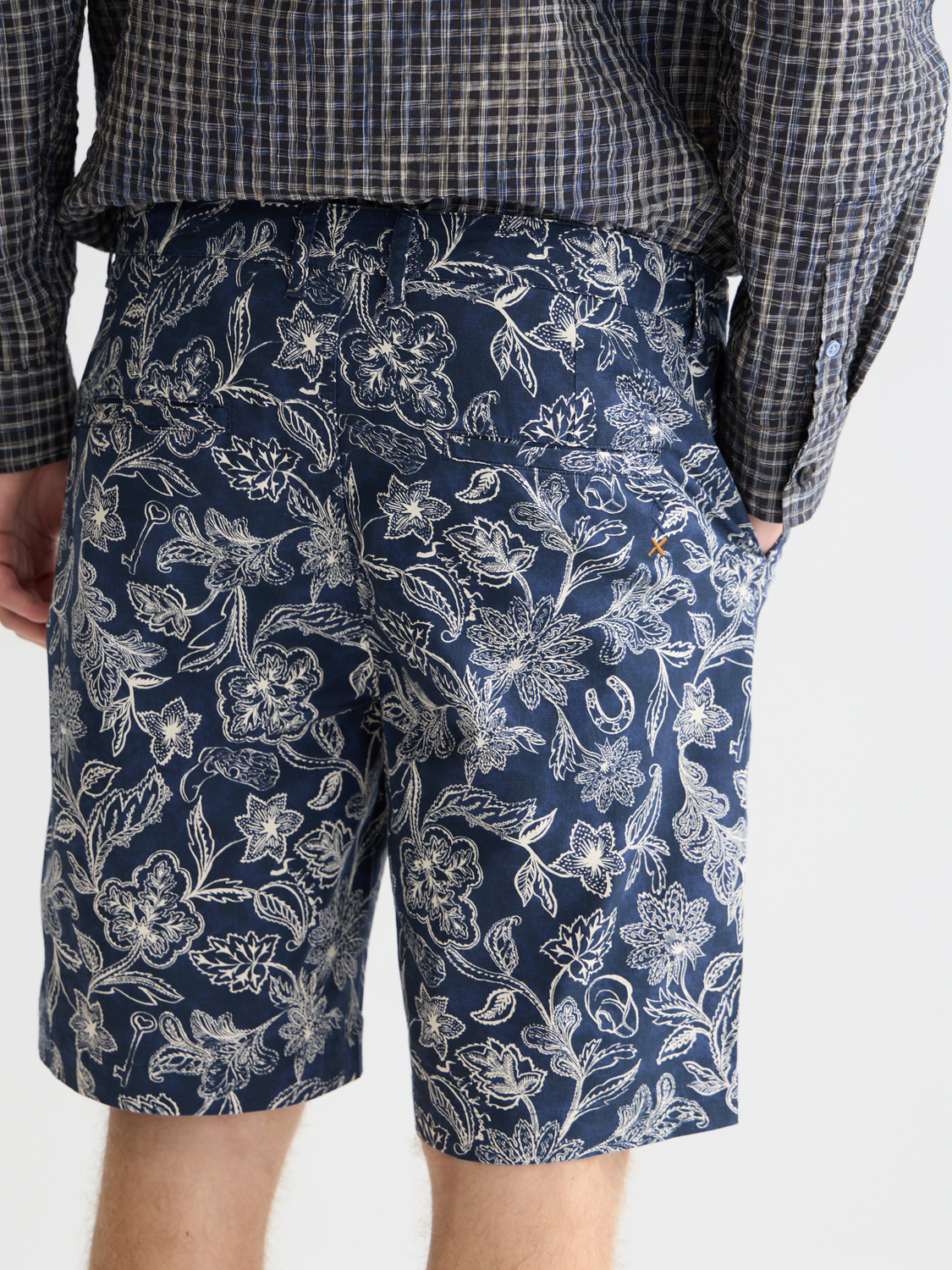 Scotch & Soda Stuart chino shorts in beige with front pockets and belt loops, casual men's summer shorts.