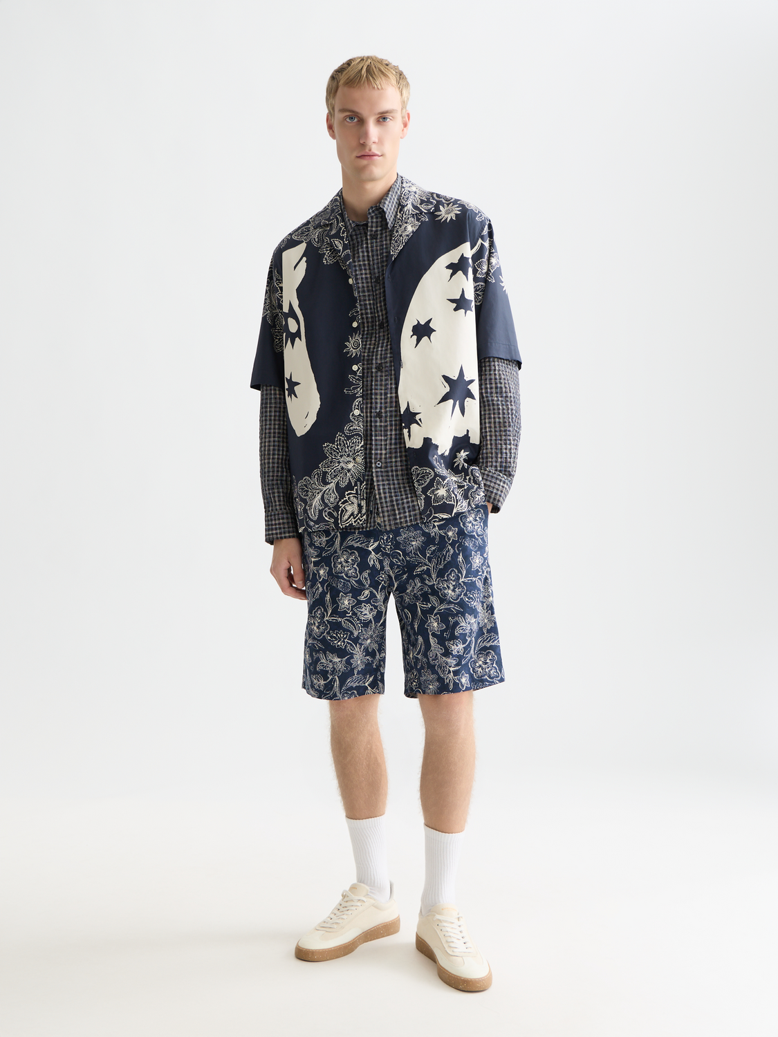 Scotch & Soda Stuart chino shorts in beige with front pockets, casual men's summer shorts for everyday wear.