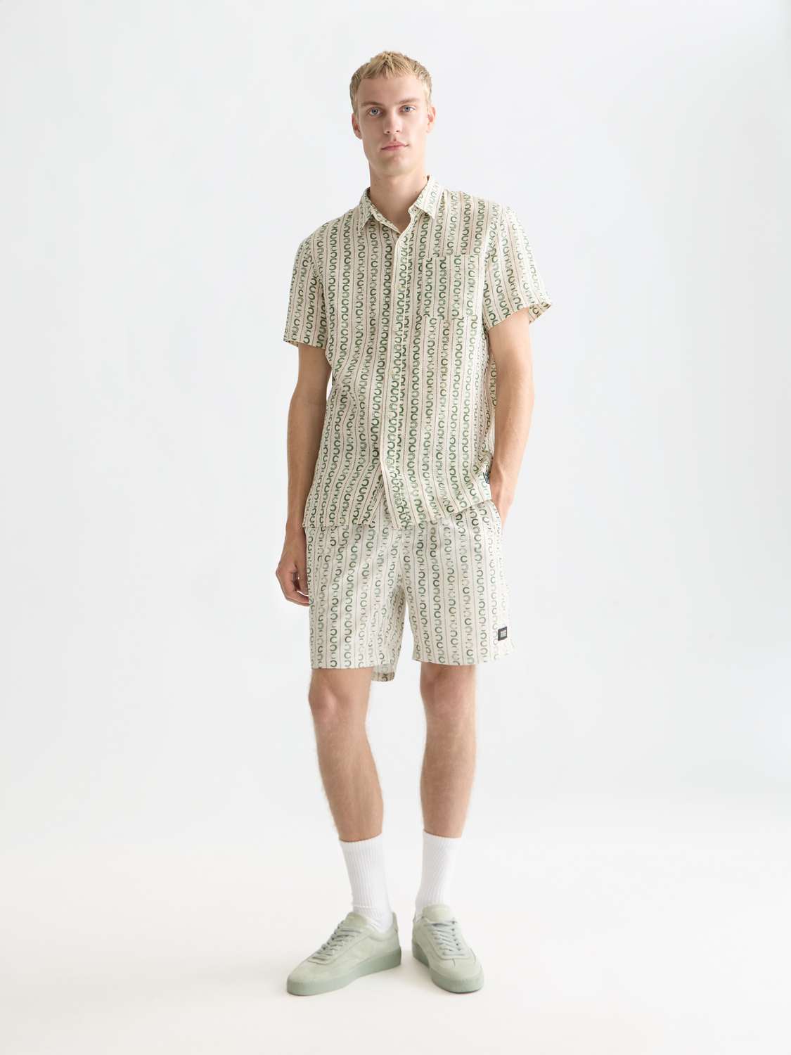 Printed short-sleeved linen shirt from Scotch & Soda, featuring a stylish design and lightweight fabric for warm weather.