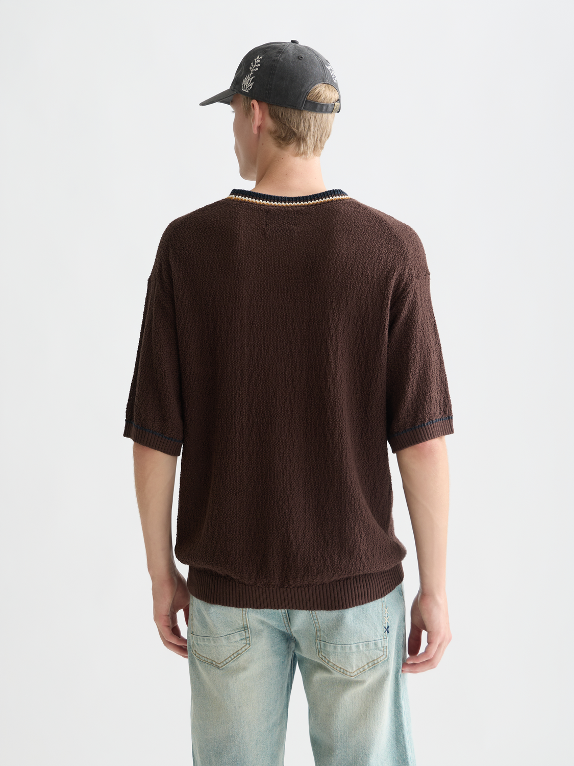 SCOTCH & SODA knitted t-shirt made of soft knitwear, shown from the back with a textured, cozy fabric in a casual style.