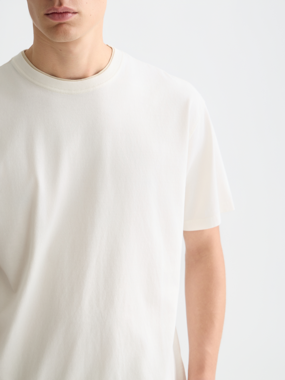 Garment-dyed Scotch & Soda short-sleeve t-shirt in soft fabric, showcasing a relaxed fit and stylish design.
