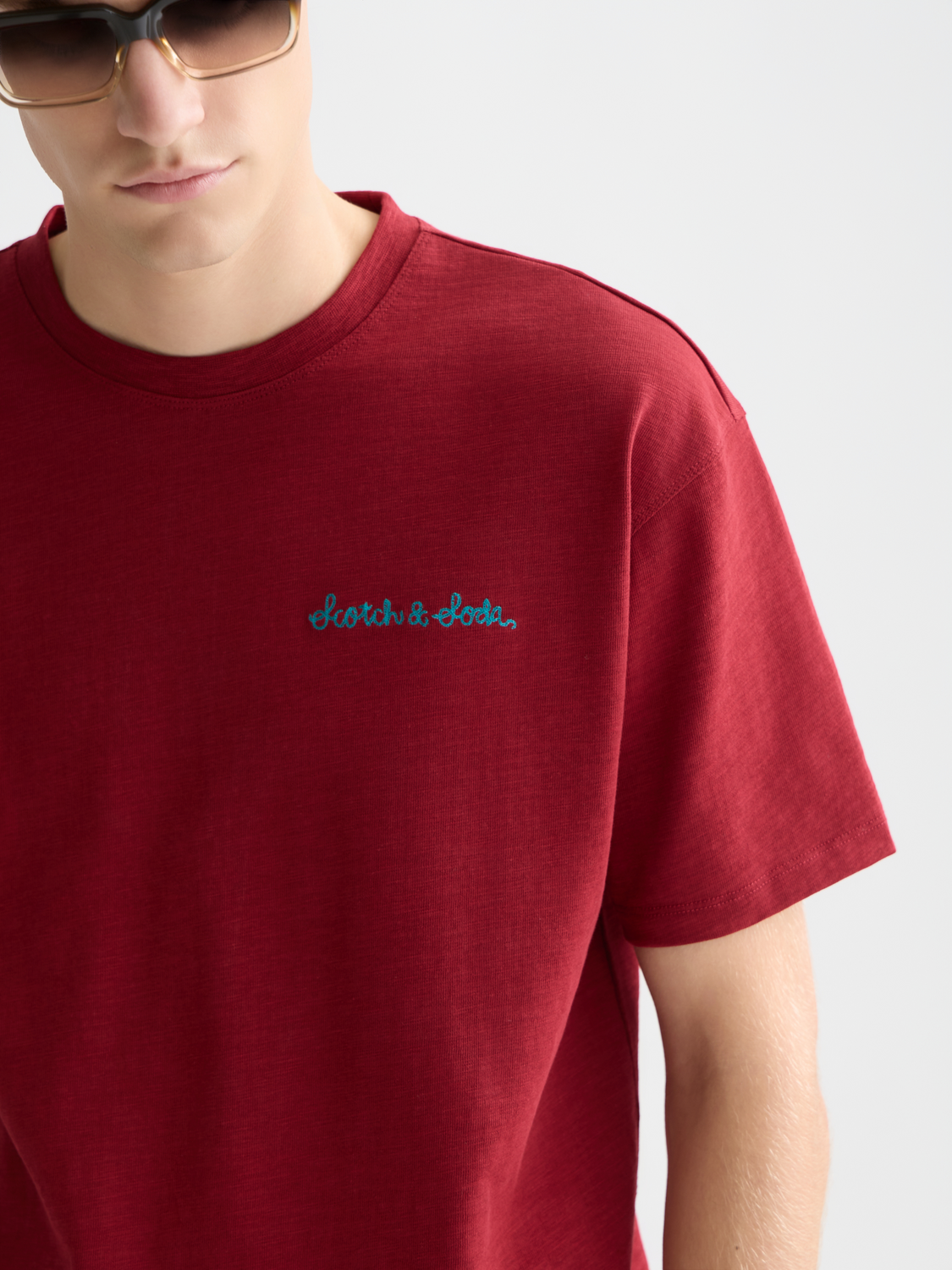 Short sleeve Scotch & Soda T-shirt with embroidered logo on the chest, casual fit, lightweight cotton fabric.