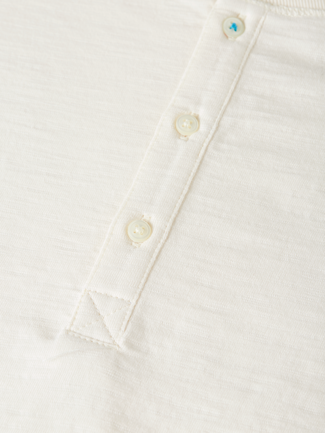Long-sleeve Scotch & SODA Slub Henley T-shirt in neutral color, featuring a buttoned neckline and textured fabric.