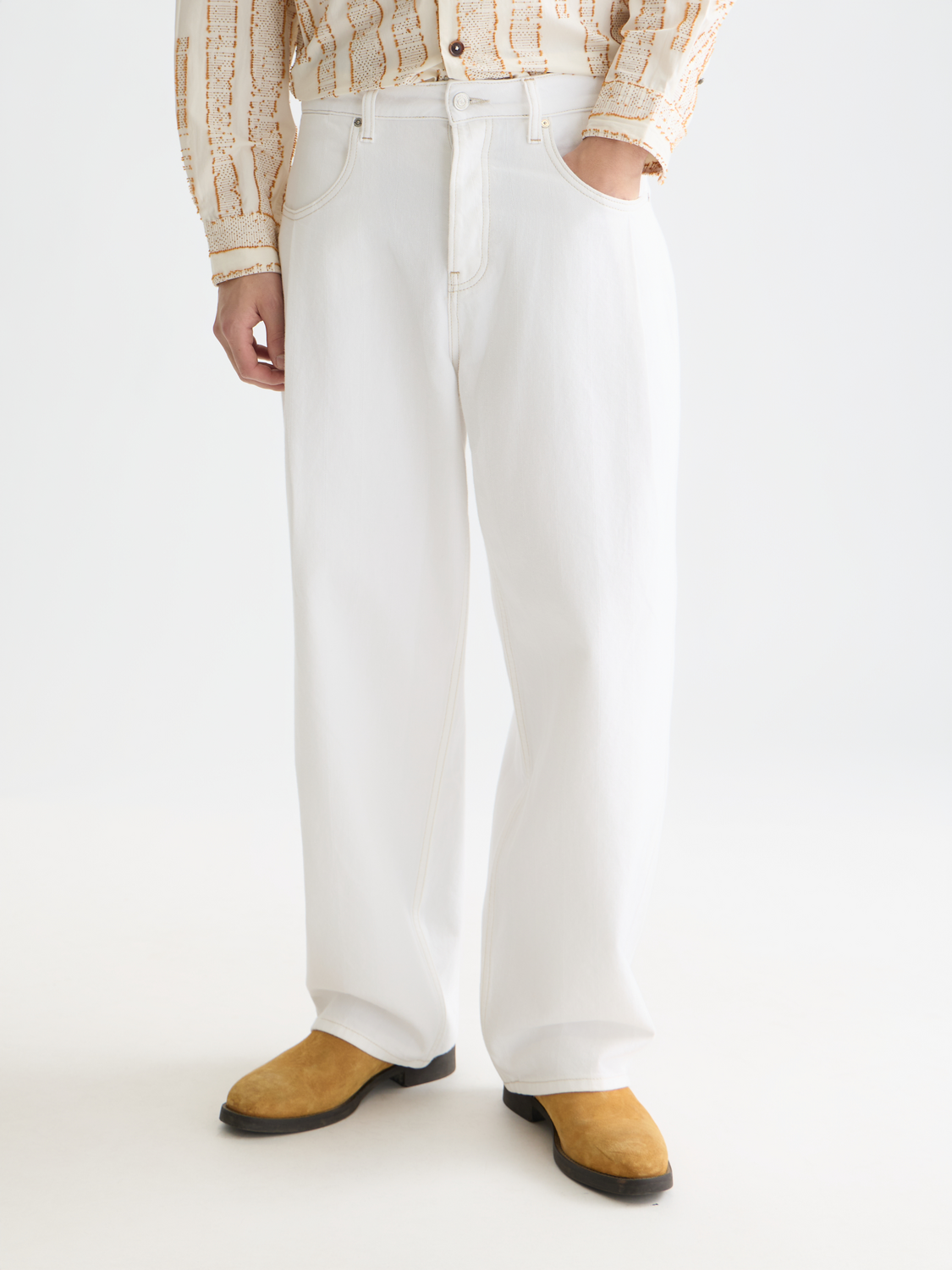 Light blue Scotch & SODA Daze loose-fit denim jeans with classic five-pocket design and relaxed fit, front view.