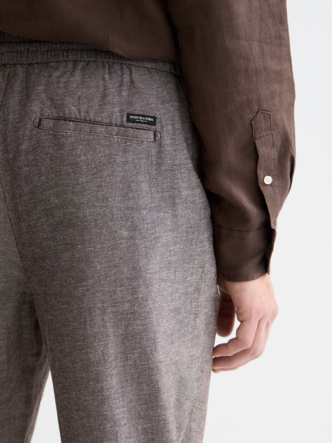 SCOTCH & SODA Warren joggers, stylish casual pants in neutral fabric, shown on a model with a relaxed fit and modern design.